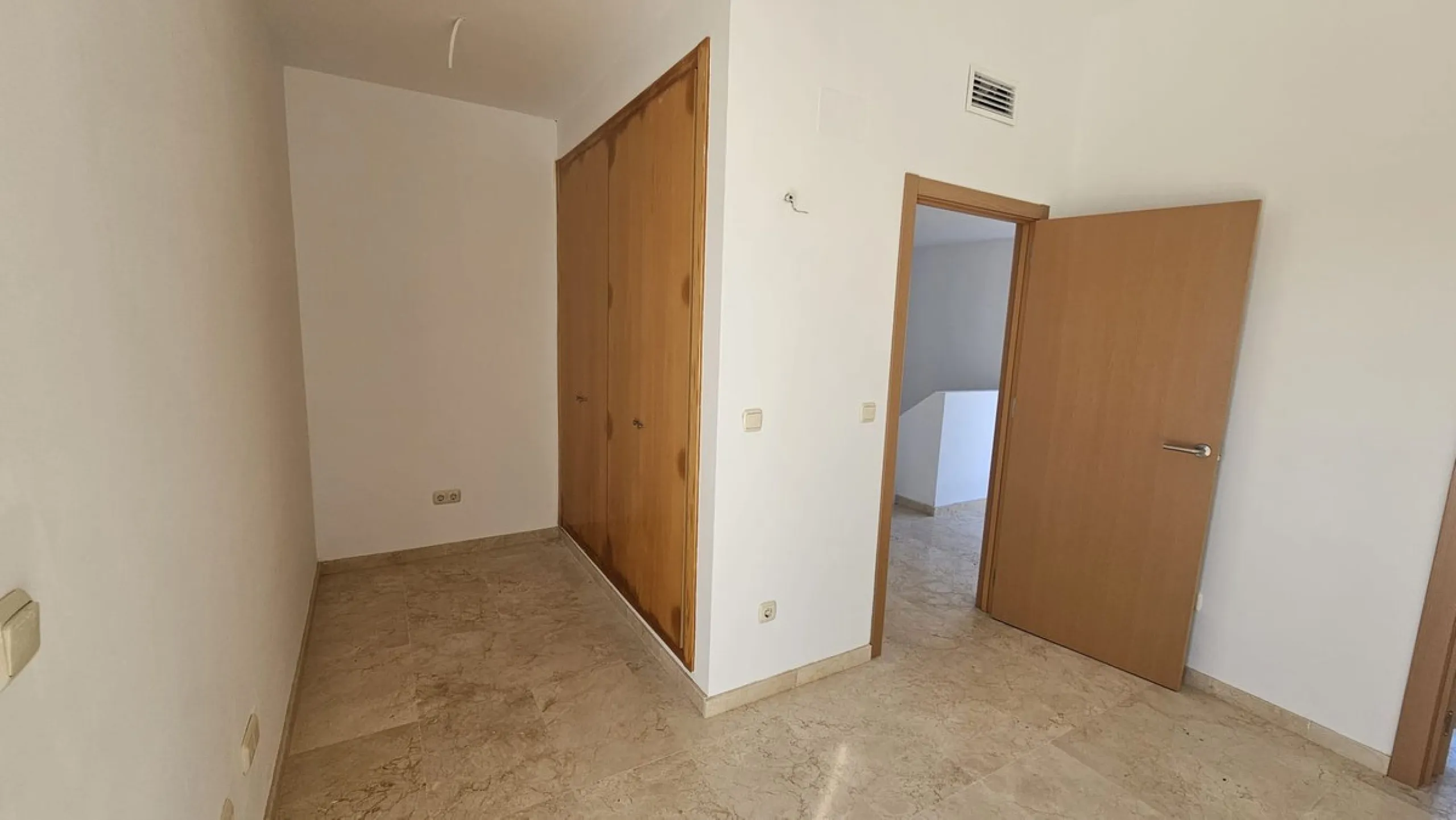 House - Townhouse в продаже в Casares, Málaga. В доме 2 спален и 2 ванных комнат. Площадь дома 211 м²