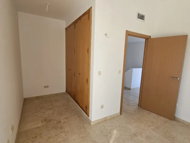 House - Townhouse в продаже в Casares, Málaga. В доме 2 спален и 2 ванных комнат. Площадь дома 211 м²