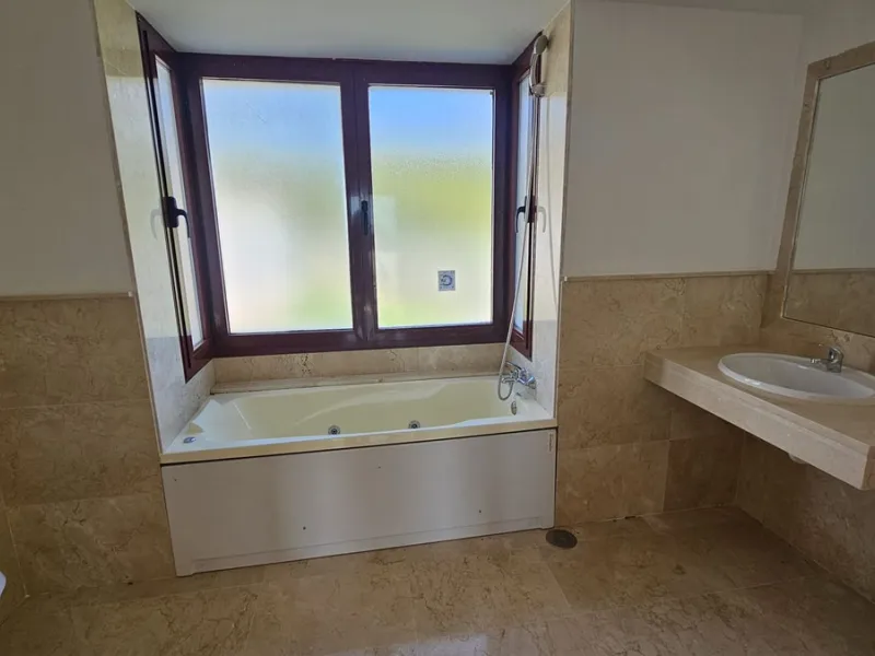 House - Townhouse в продаже в Casares, Málaga. В доме 2 спален и 2 ванных комнат. Площадь дома 211 м²