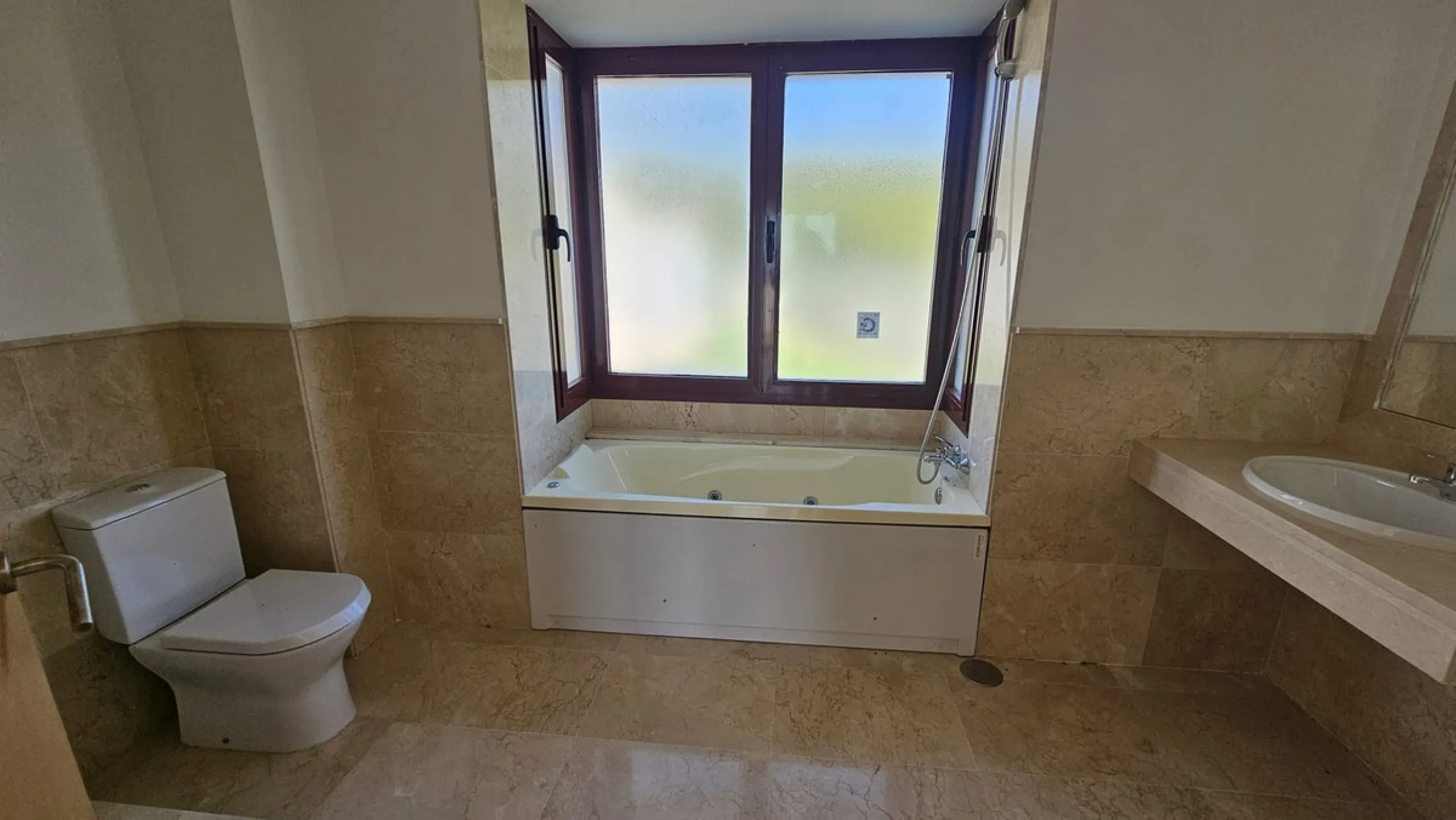 House - Townhouse в продаже в Casares, Málaga. В доме 2 спален и 2 ванных комнат. Площадь дома 211 м²