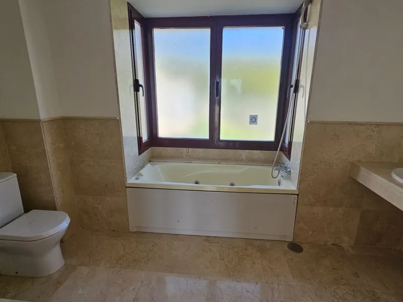 House - Townhouse в продаже в Casares, Málaga. В доме 2 спален и 2 ванных комнат. Площадь дома 211 м²