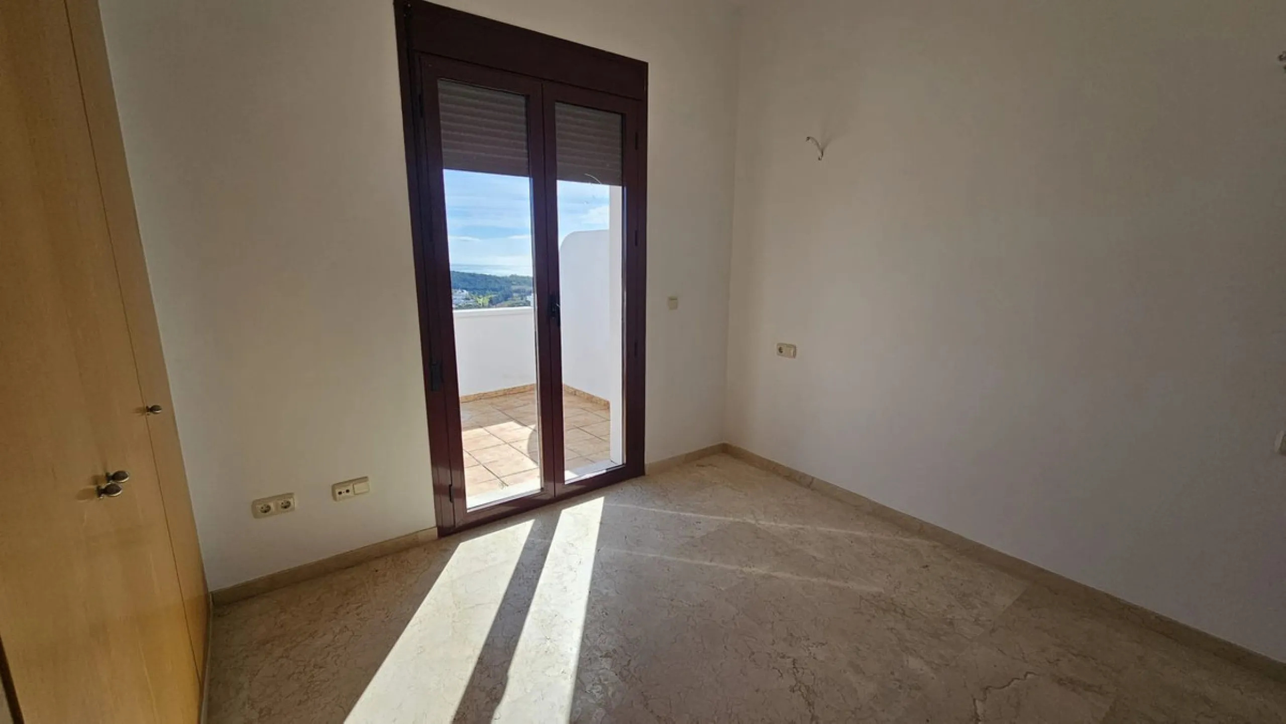House - Townhouse в продаже в Casares, Málaga. В доме 2 спален и 2 ванных комнат. Площадь дома 211 м²