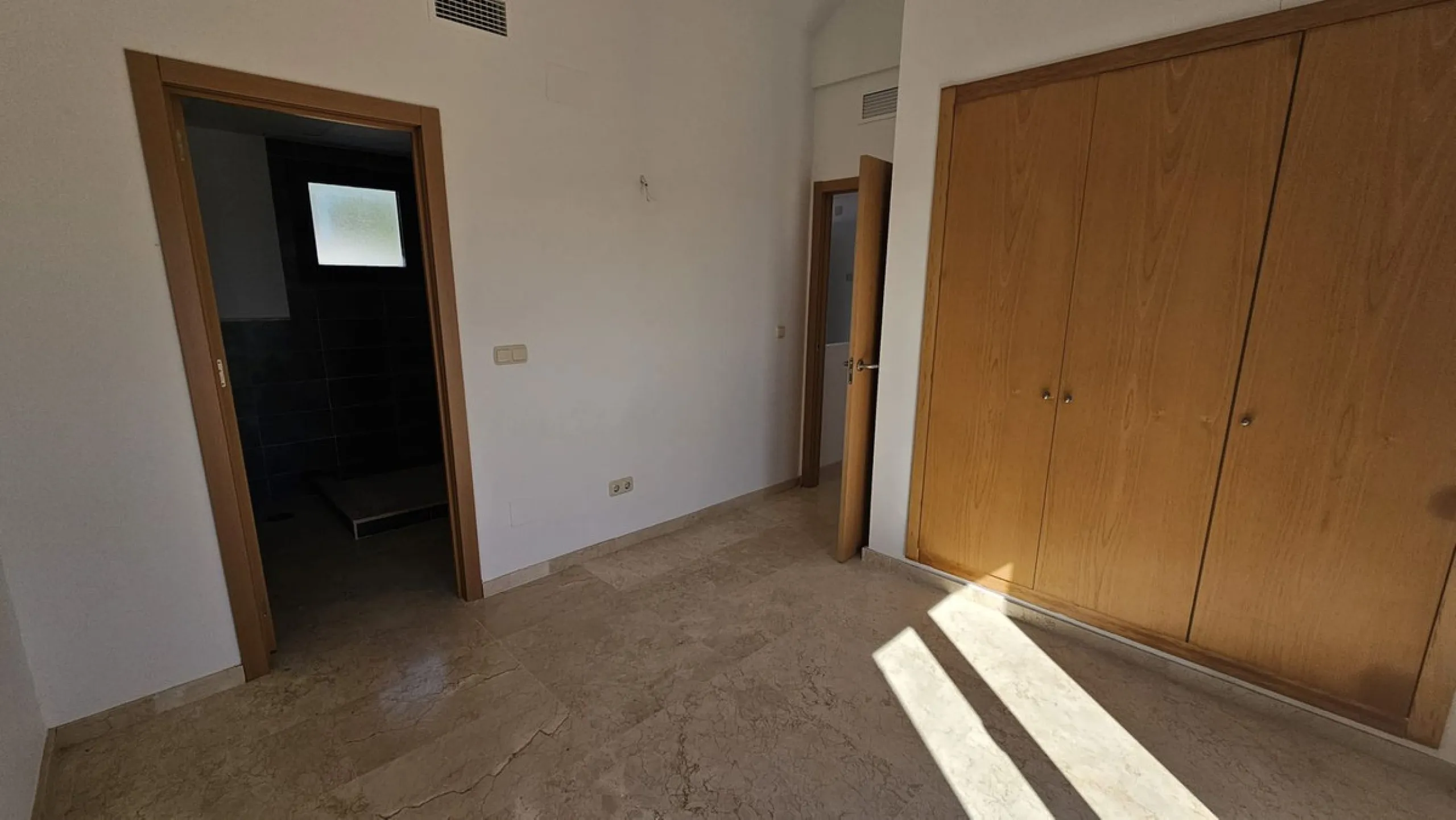 House - Townhouse в продаже в Casares, Málaga. В доме 2 спален и 2 ванных комнат. Площадь дома 211 м²