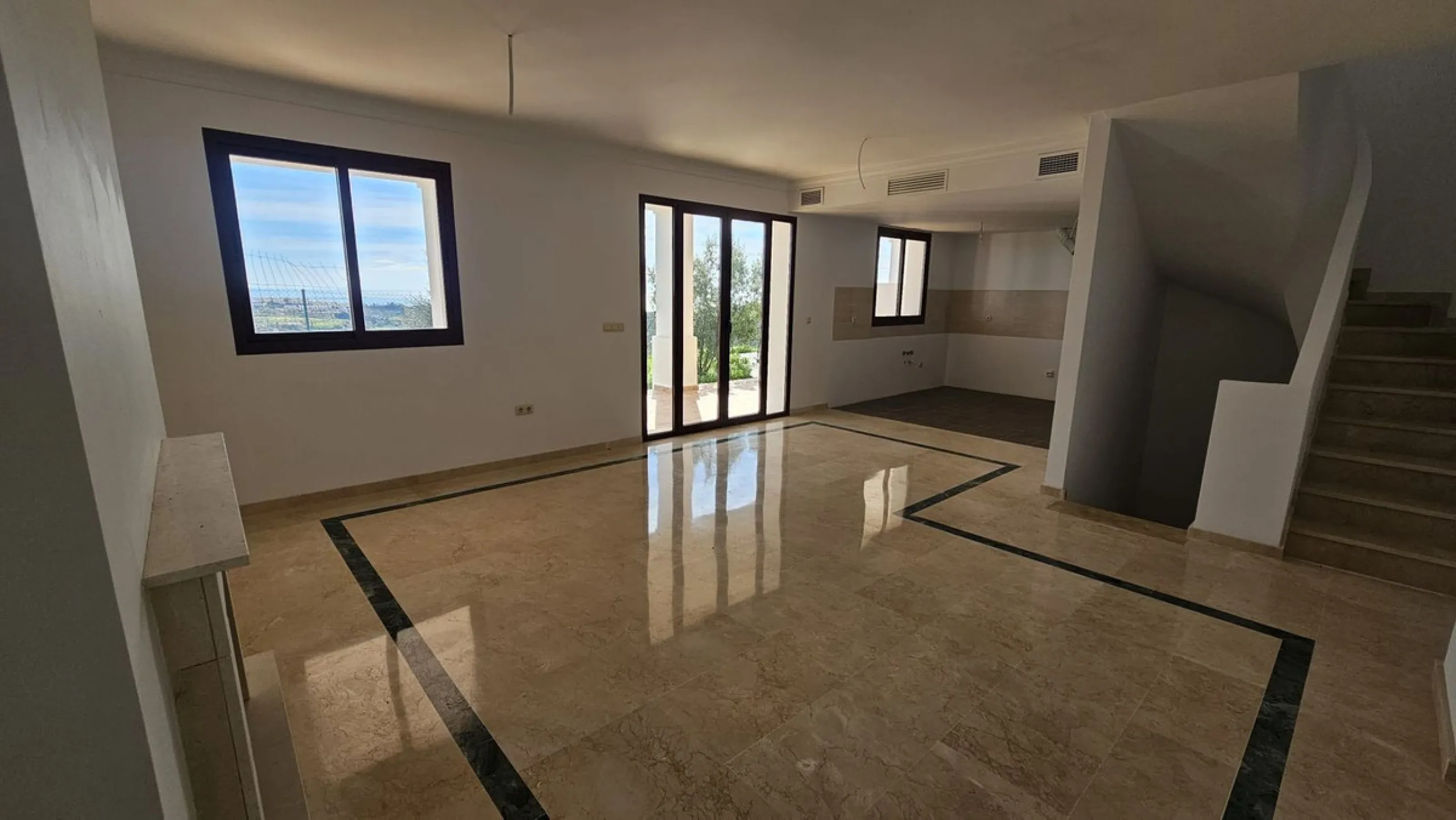 House - Townhouse в продаже в Casares, Málaga. В доме 2 спален и 2 ванных комнат. Площадь дома 211 м²