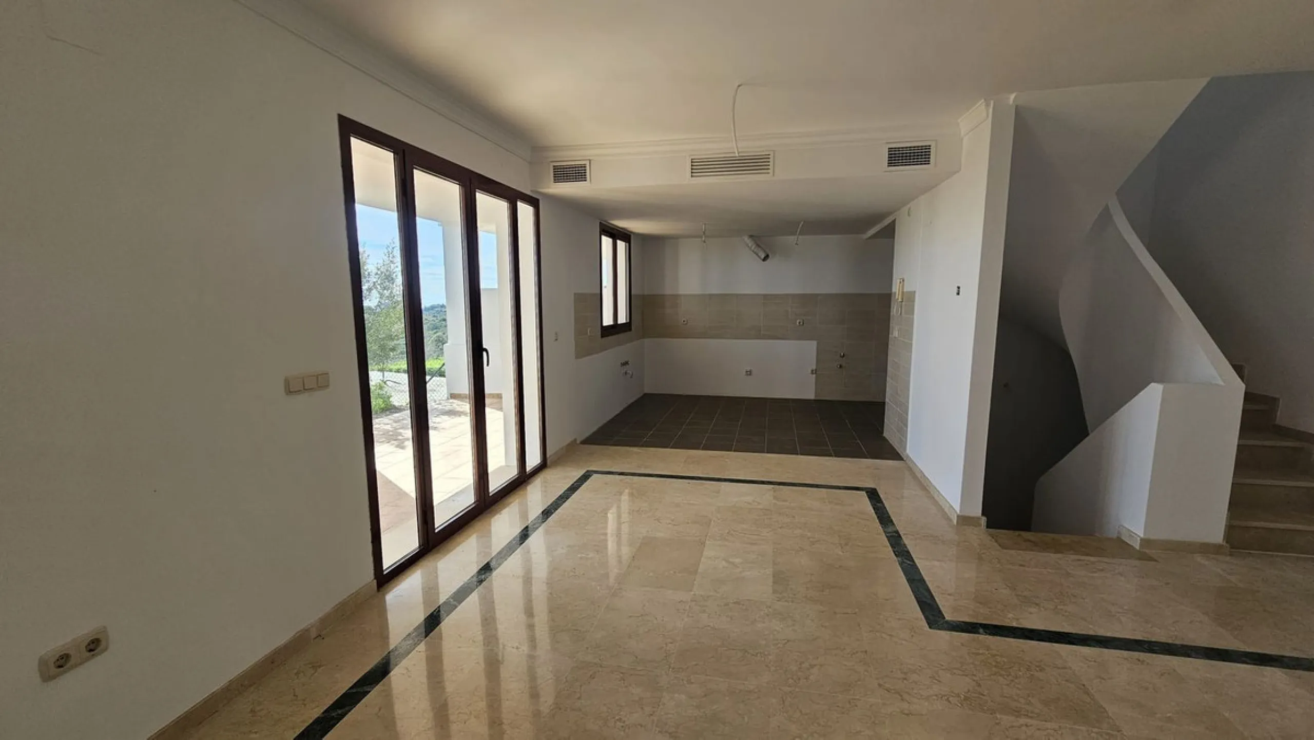 House - Townhouse в продаже в Casares, Málaga. В доме 2 спален и 2 ванных комнат. Площадь дома 211 м²