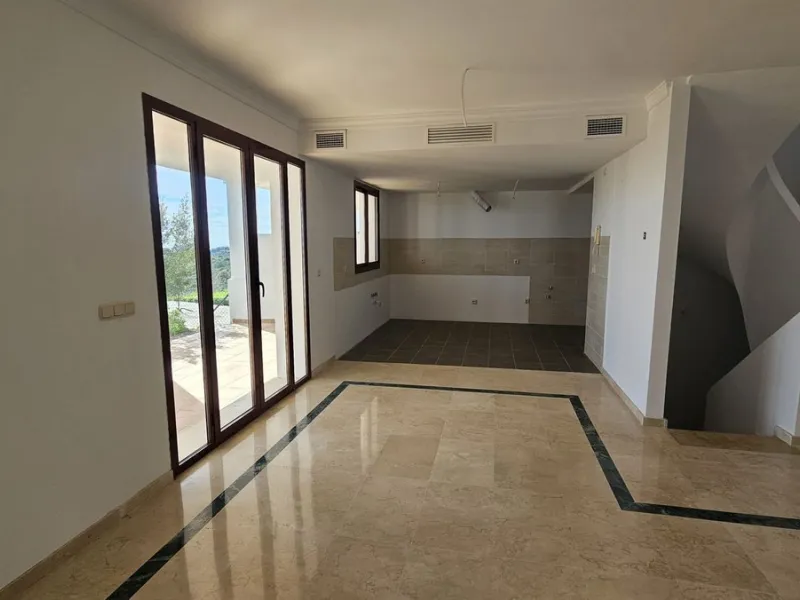 House - Townhouse в продаже в Casares, Málaga. В доме 2 спален и 2 ванных комнат. Площадь дома 211 м²