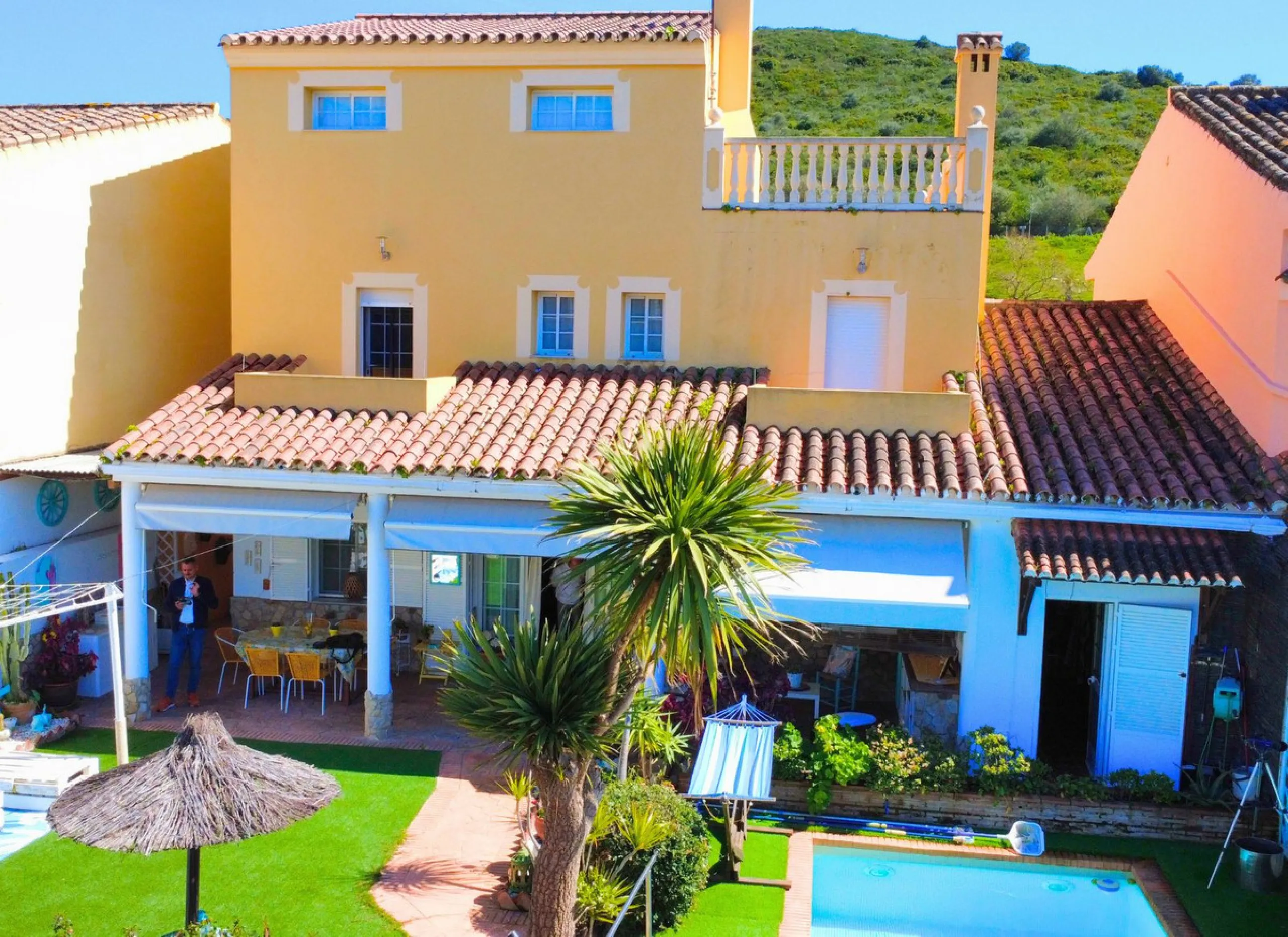 Discover this exceptional Spanish-style villa with private pool, offering space, comfort, and a unique layout ideal for family living or entertaining.