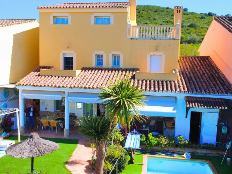 Discover this exceptional Spanish-style villa with private pool, offering space, comfort, and a unique layout ideal for family living or entertaining.