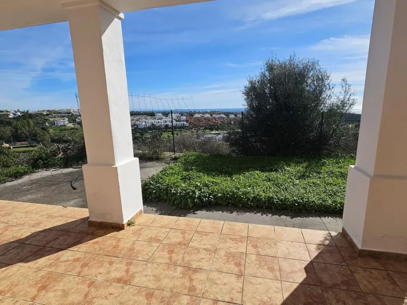 House - Townhouse в продаже в Casares, Málaga. В доме 2 спален и 2 ванных комнат. Площадь дома 211 м²