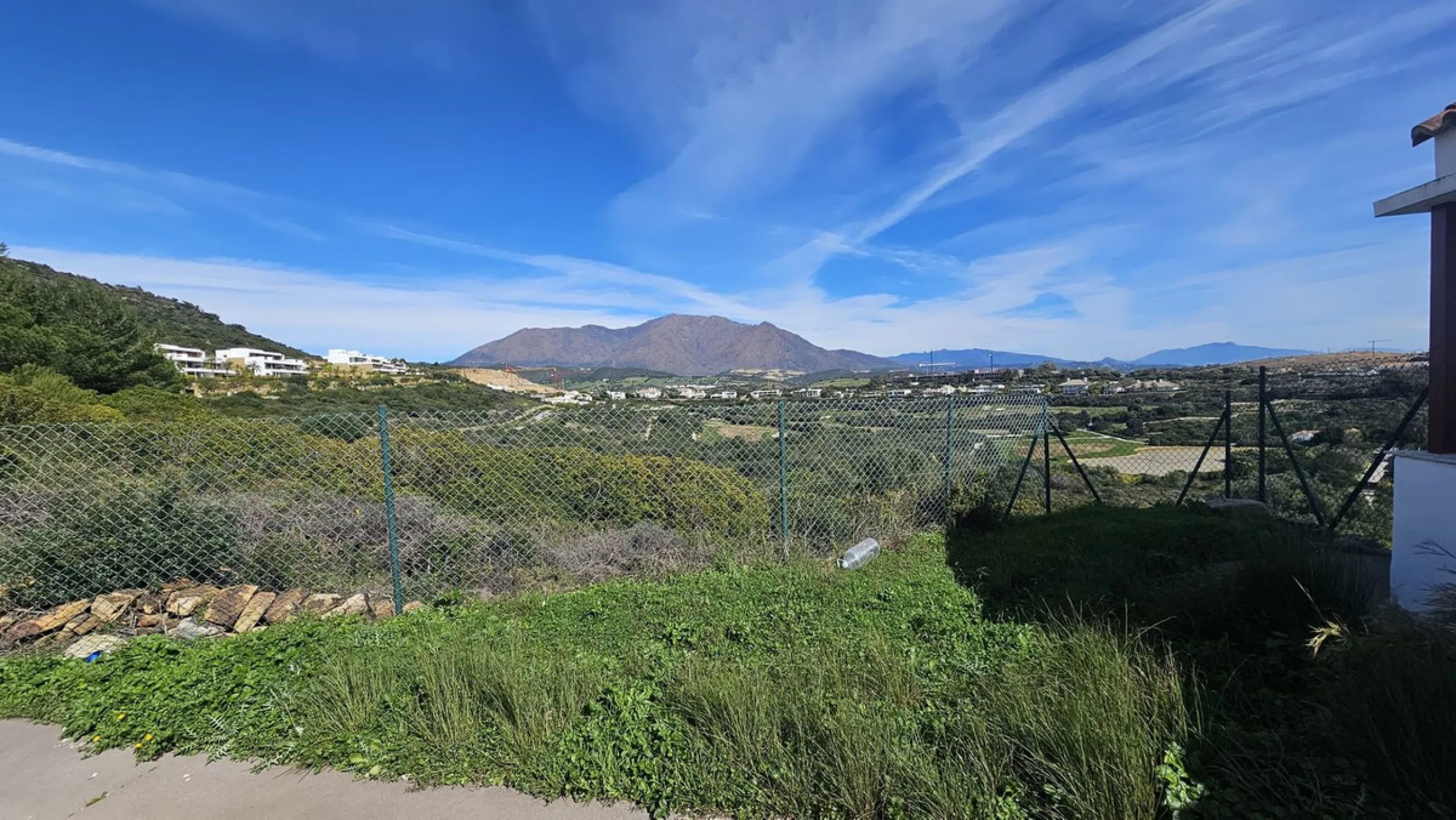 House - Townhouse в продаже в Casares, Málaga. В доме 2 спален и 2 ванных комнат. Площадь дома 211 м²