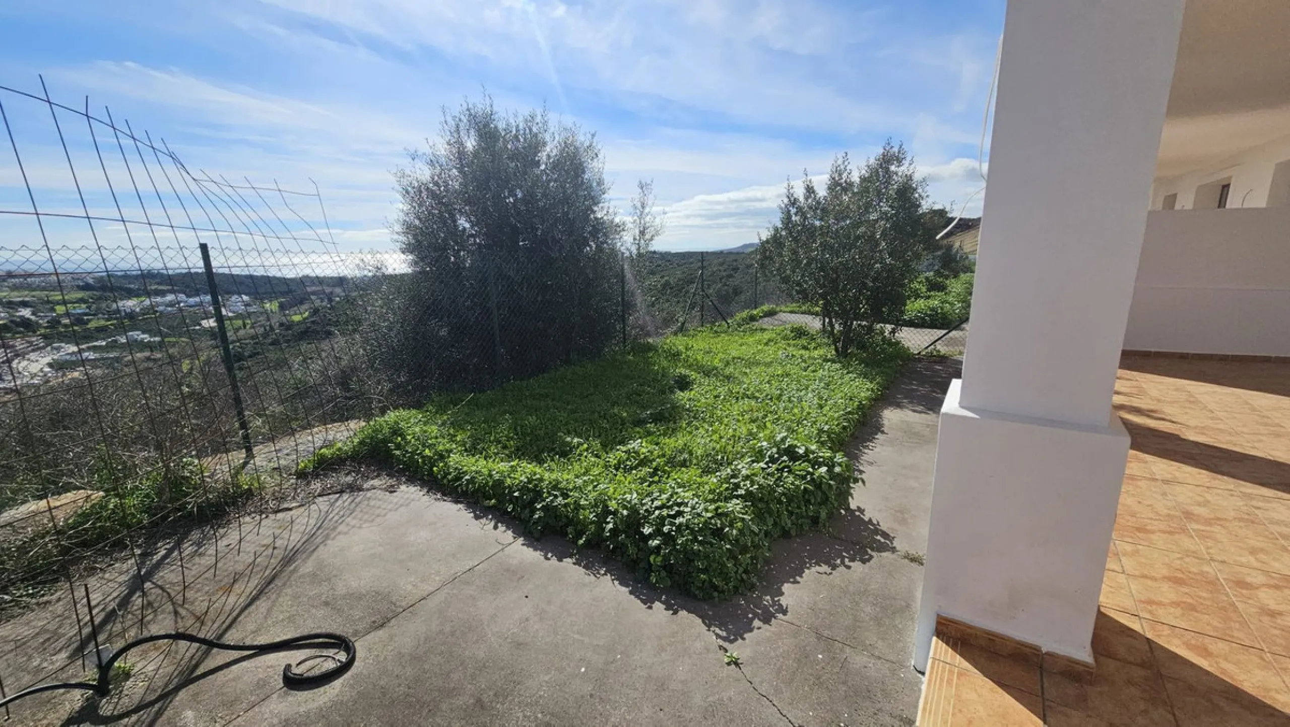 House - Townhouse в продаже в Casares, Málaga. В доме 2 спален и 2 ванных комнат. Площадь дома 211 м²