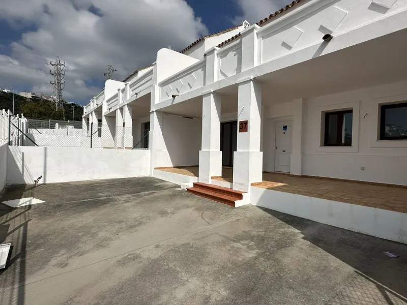 Discover this charming detached home in the exclusive residential complex of Doña Julia, in Casares, Málaga. A property that combines comfort, spaciousness, and a privileged location, ideal for those seeking tranquillity, quality of life, and an enviable 