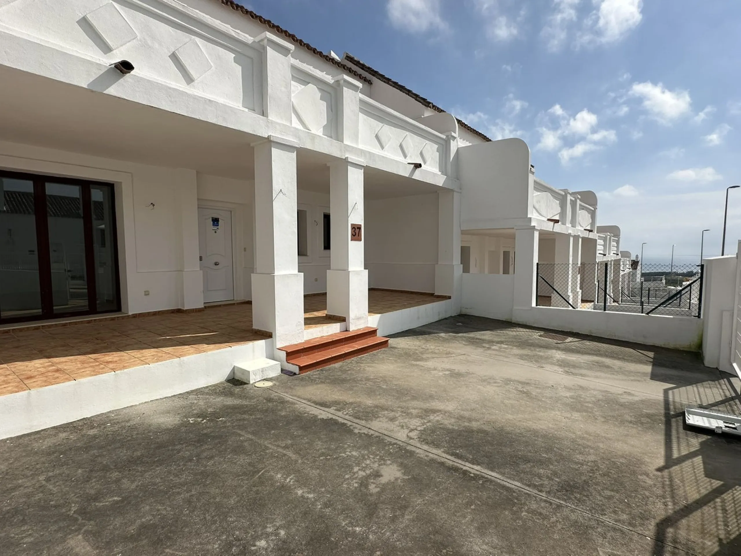 Discover this charming detached home in the exclusive residential complex of Doña Julia, in Casares, Málaga. A property that combines comfort, spaciousness, and a privileged location, ideal for those seeking tranquillity, quality of life, and an enviable 