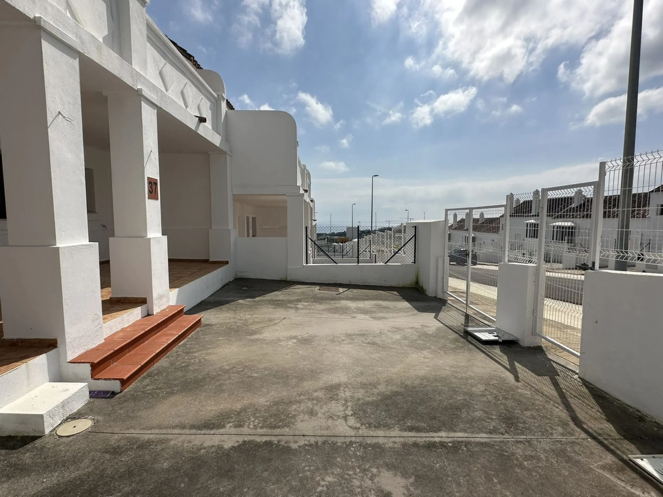 Discover this charming detached home in the exclusive residential complex of Doña Julia, in Casares, Málaga. A property that combines comfort, spaciousness, and a privileged location, ideal for those seeking tranquillity, quality of life, and an enviable 