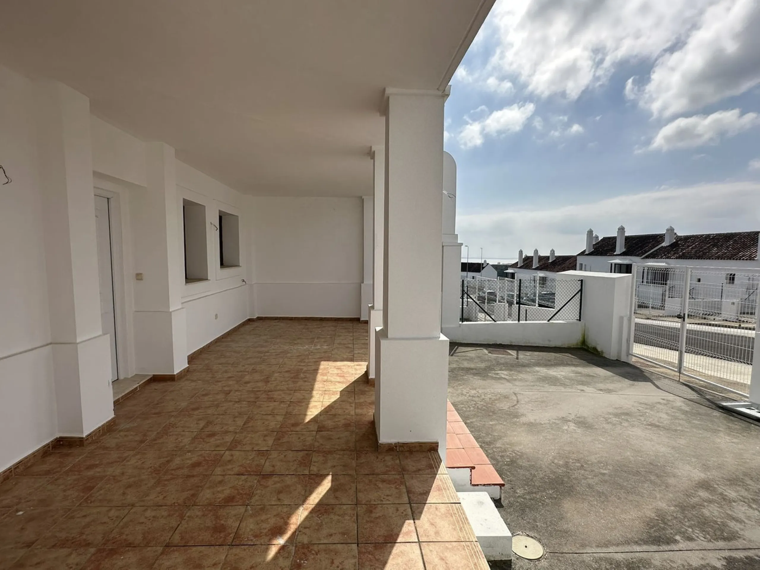 Discover this charming detached home in the exclusive residential complex of Doña Julia, in Casares, Málaga. A property that combines comfort, spaciousness, and a privileged location, ideal for those seeking tranquillity, quality of life, and an enviable 