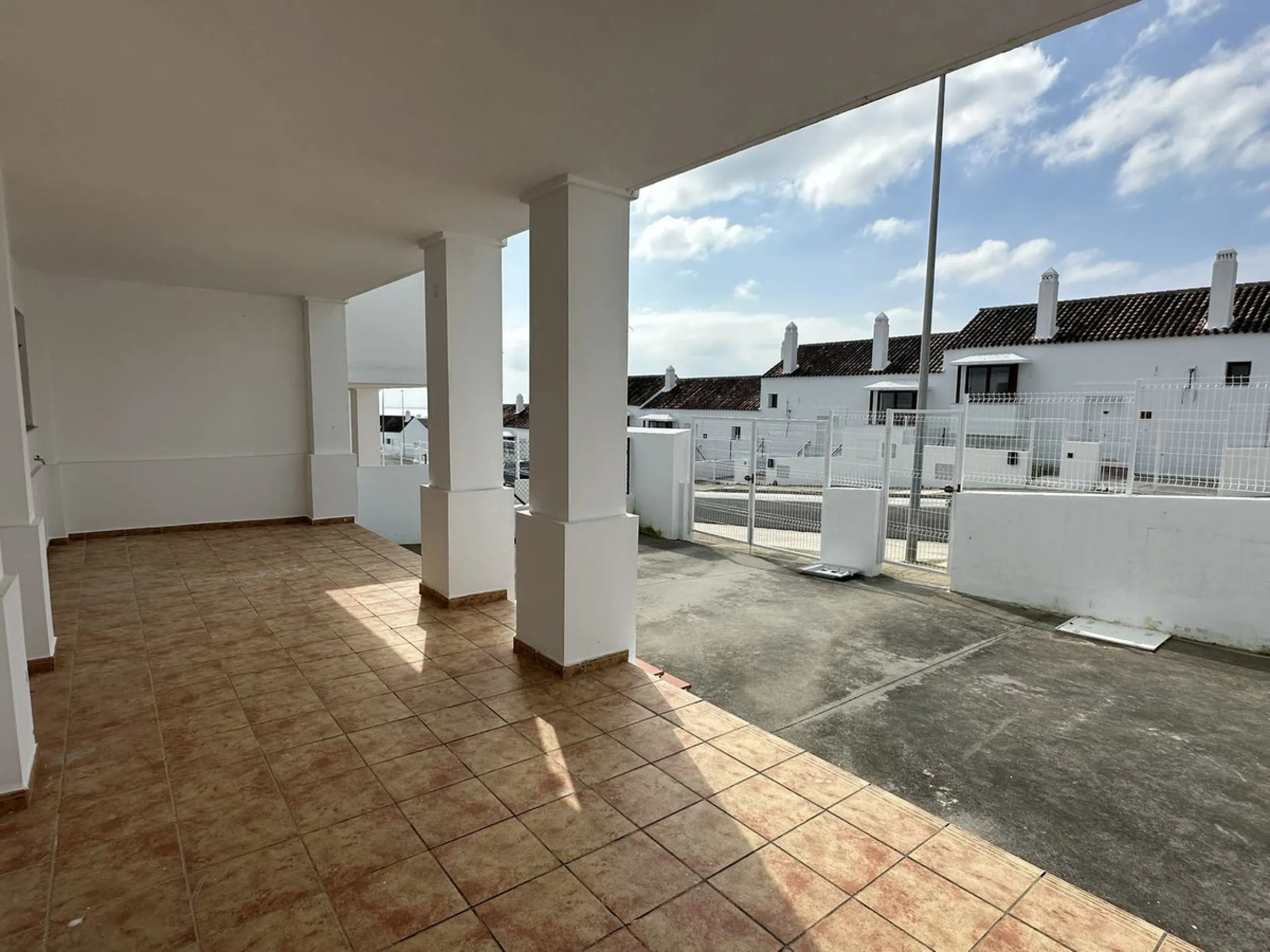 Discover this charming detached home in the exclusive residential complex of Doña Julia, in Casares, Málaga. A property that combines comfort, spaciousness, and a privileged location, ideal for those seeking tranquillity, quality of life, and an enviable 