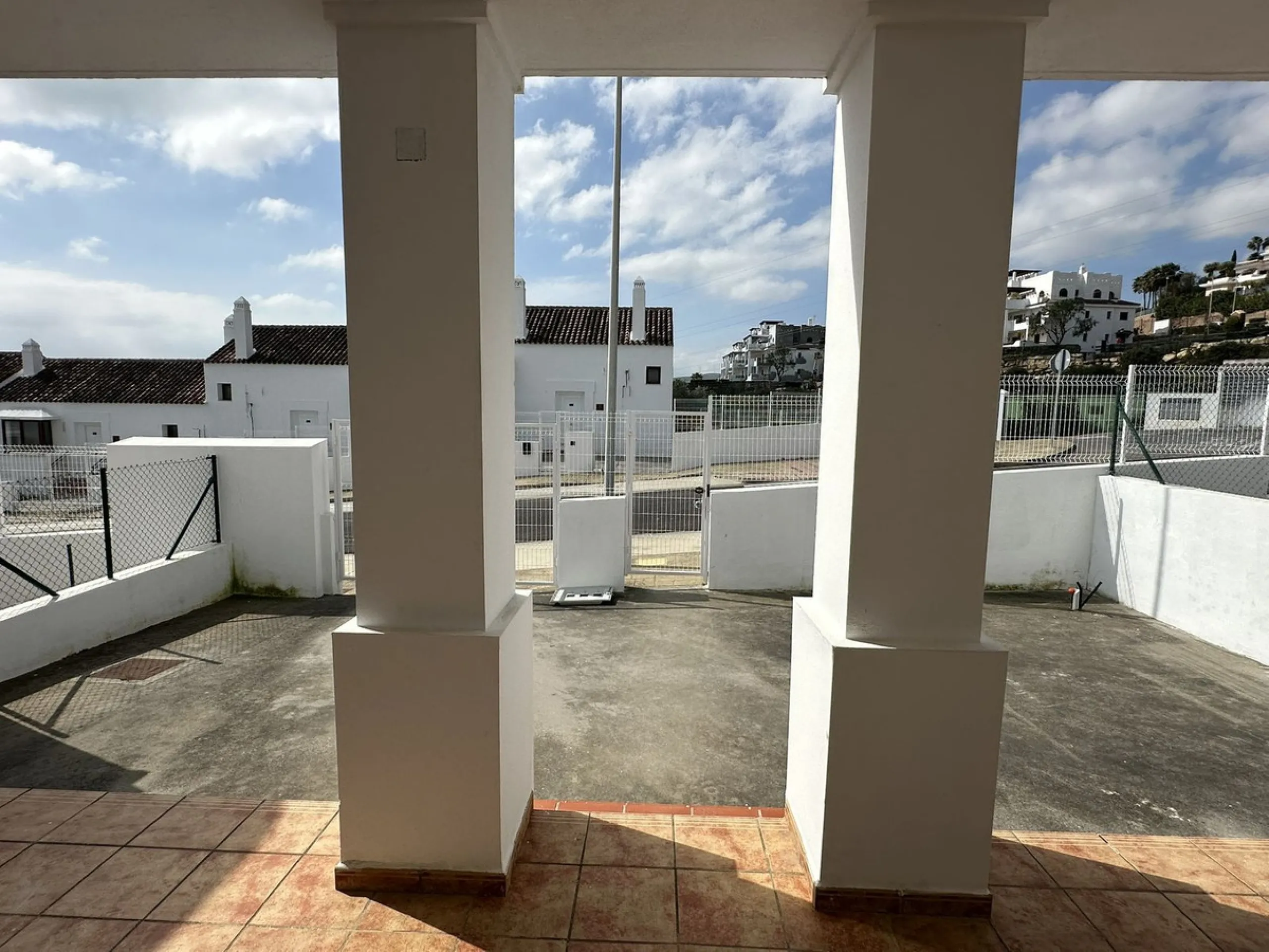 Discover this charming detached home in the exclusive residential complex of Doña Julia, in Casares, Málaga. A property that combines comfort, spaciousness, and a privileged location, ideal for those seeking tranquillity, quality of life, and an enviable 