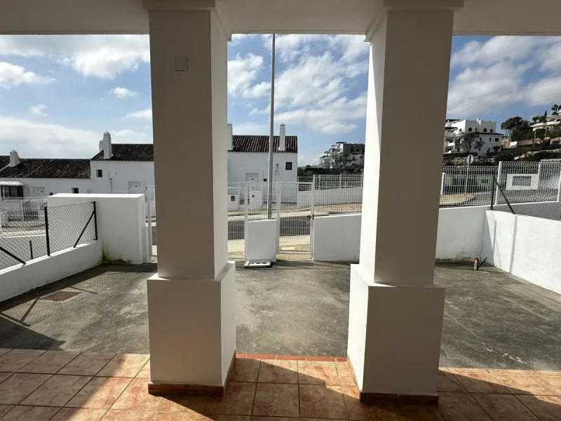 Discover this charming detached home in the exclusive residential complex of Doña Julia, in Casares, Málaga. A property that combines comfort, spaciousness, and a privileged location, ideal for those seeking tranquillity, quality of life, and an enviable 
