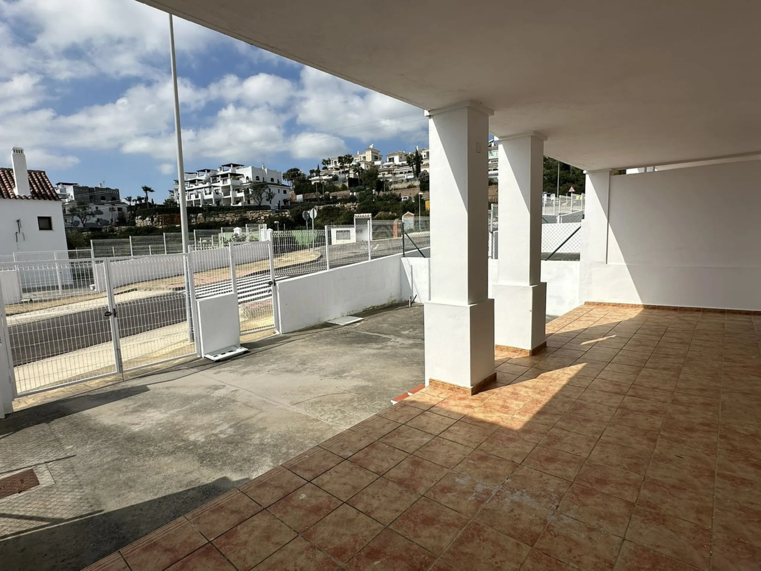 Discover this charming detached home in the exclusive residential complex of Doña Julia, in Casares, Málaga. A property that combines comfort, spaciousness, and a privileged location, ideal for those seeking tranquillity, quality of life, and an enviable 