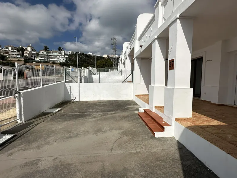 Discover this charming detached home in the exclusive residential complex of Doña Julia, in Casares, Málaga. A property that combines comfort, spaciousness, and a privileged location, ideal for those seeking tranquillity, quality of life, and an enviable 