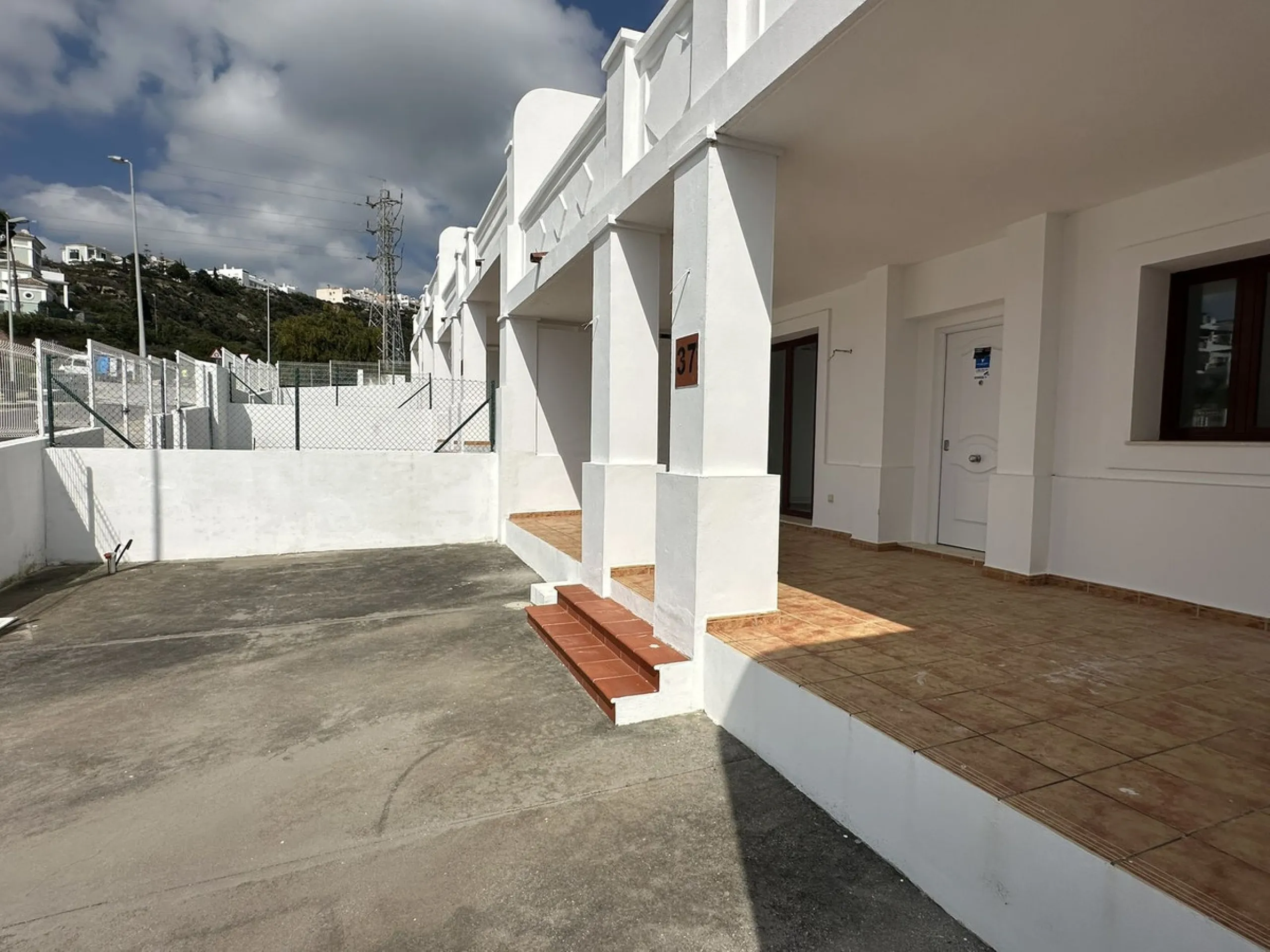Discover this charming detached home in the exclusive residential complex of Doña Julia, in Casares, Málaga. A property that combines comfort, spaciousness, and a privileged location, ideal for those seeking tranquillity, quality of life, and an enviable 
