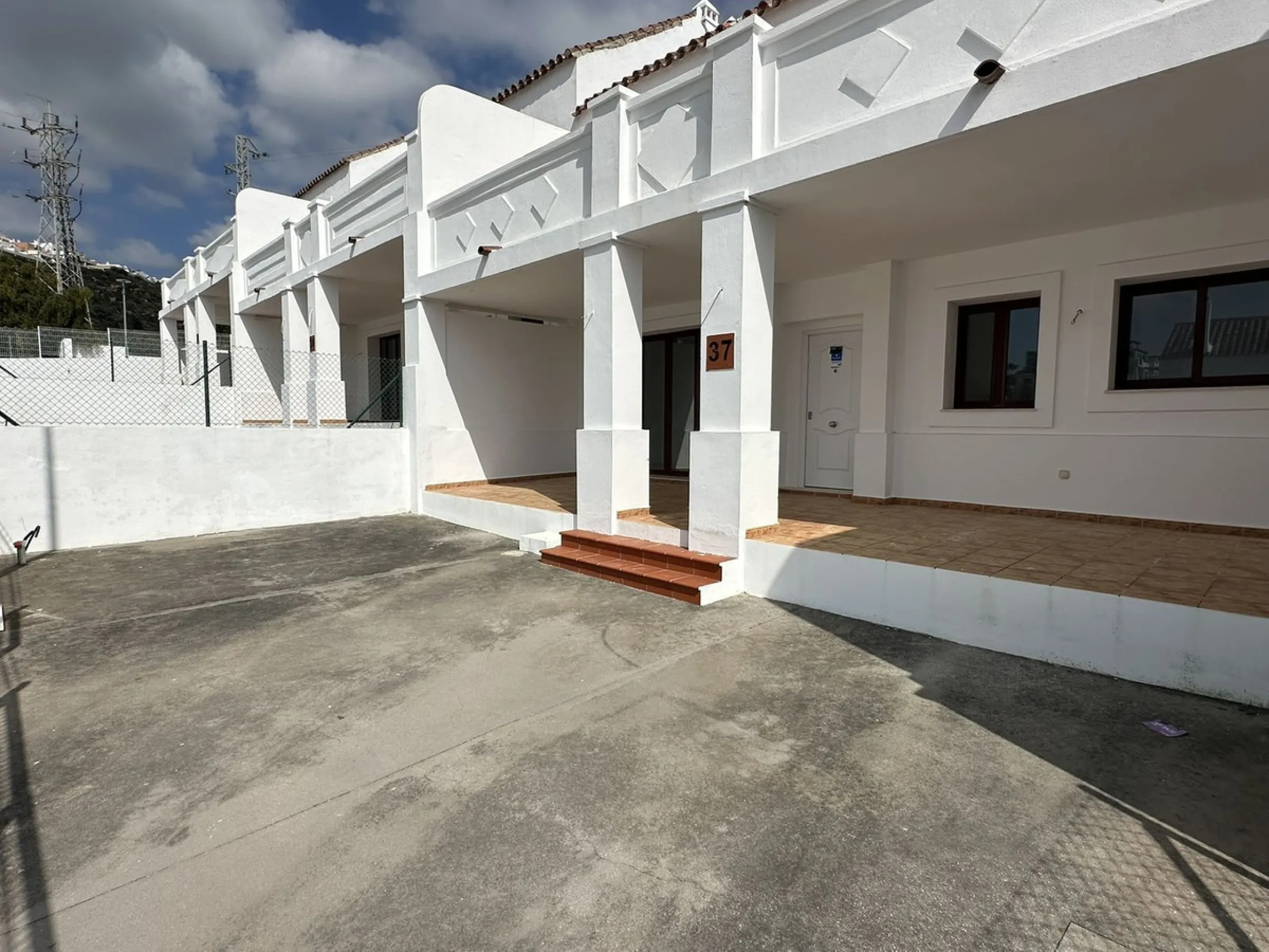 Discover this charming detached home in the exclusive residential complex of Doña Julia, in Casares, Málaga. A property that combines comfort, spaciousness, and a privileged location, ideal for those seeking tranquillity, quality of life, and an enviable 