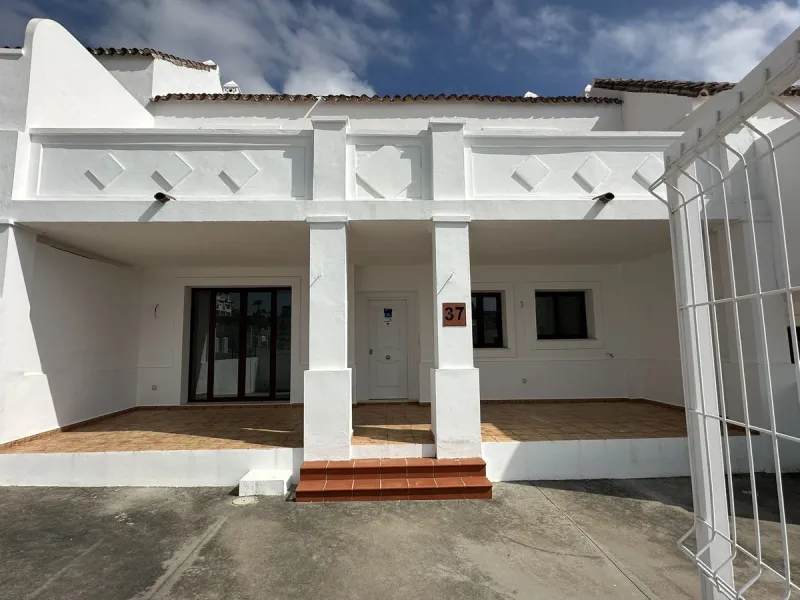 Discover this charming detached home in the exclusive residential complex of Doña Julia, in Casares, Málaga. A property that combines comfort, spaciousness, and a privileged location, ideal for those seeking tranquillity, quality of life, and an enviable 