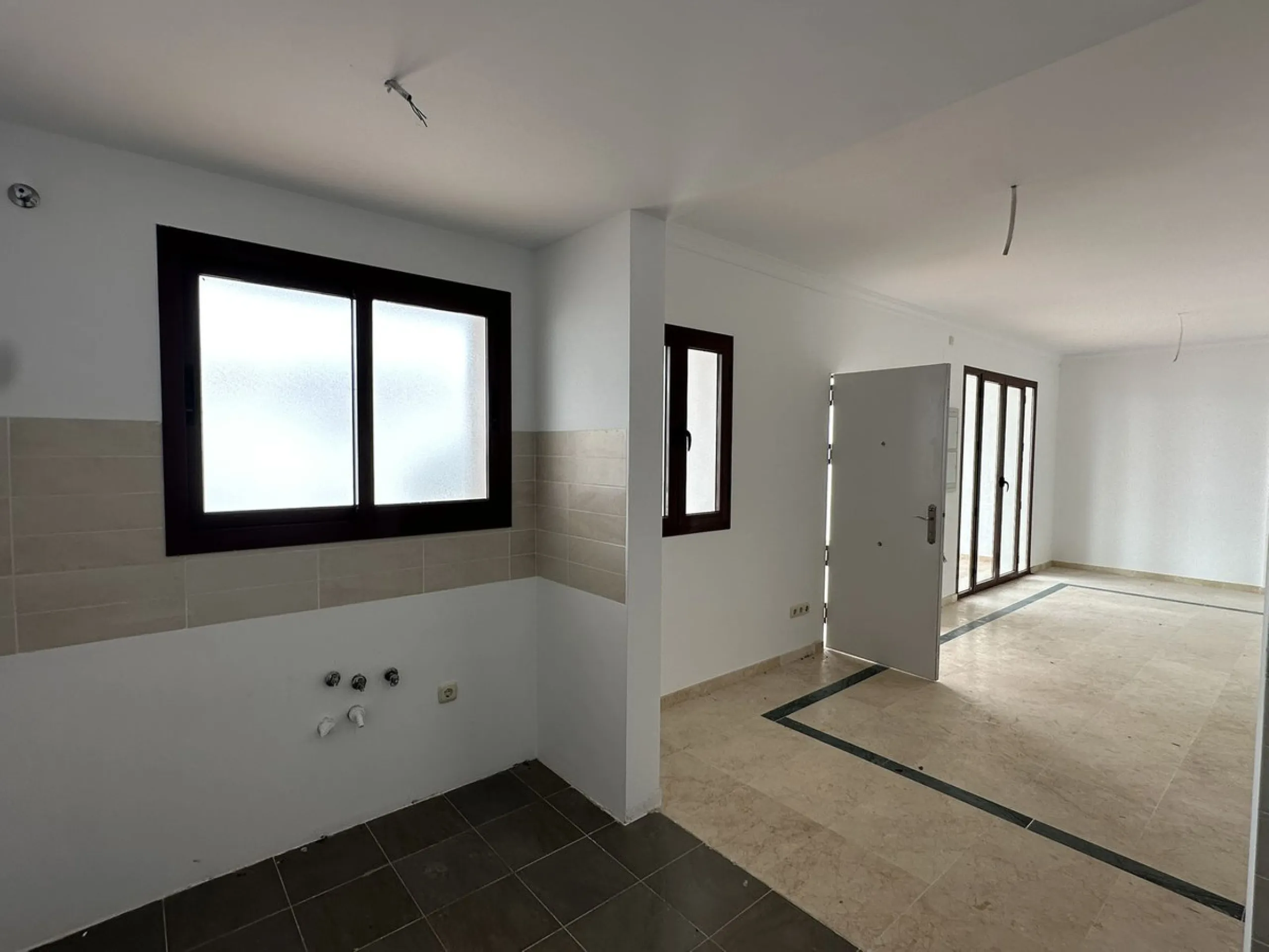 Discover this charming detached home in the exclusive residential complex of Doña Julia, in Casares, Málaga. A property that combines comfort, spaciousness, and a privileged location, ideal for those seeking tranquillity, quality of life, and an enviable 