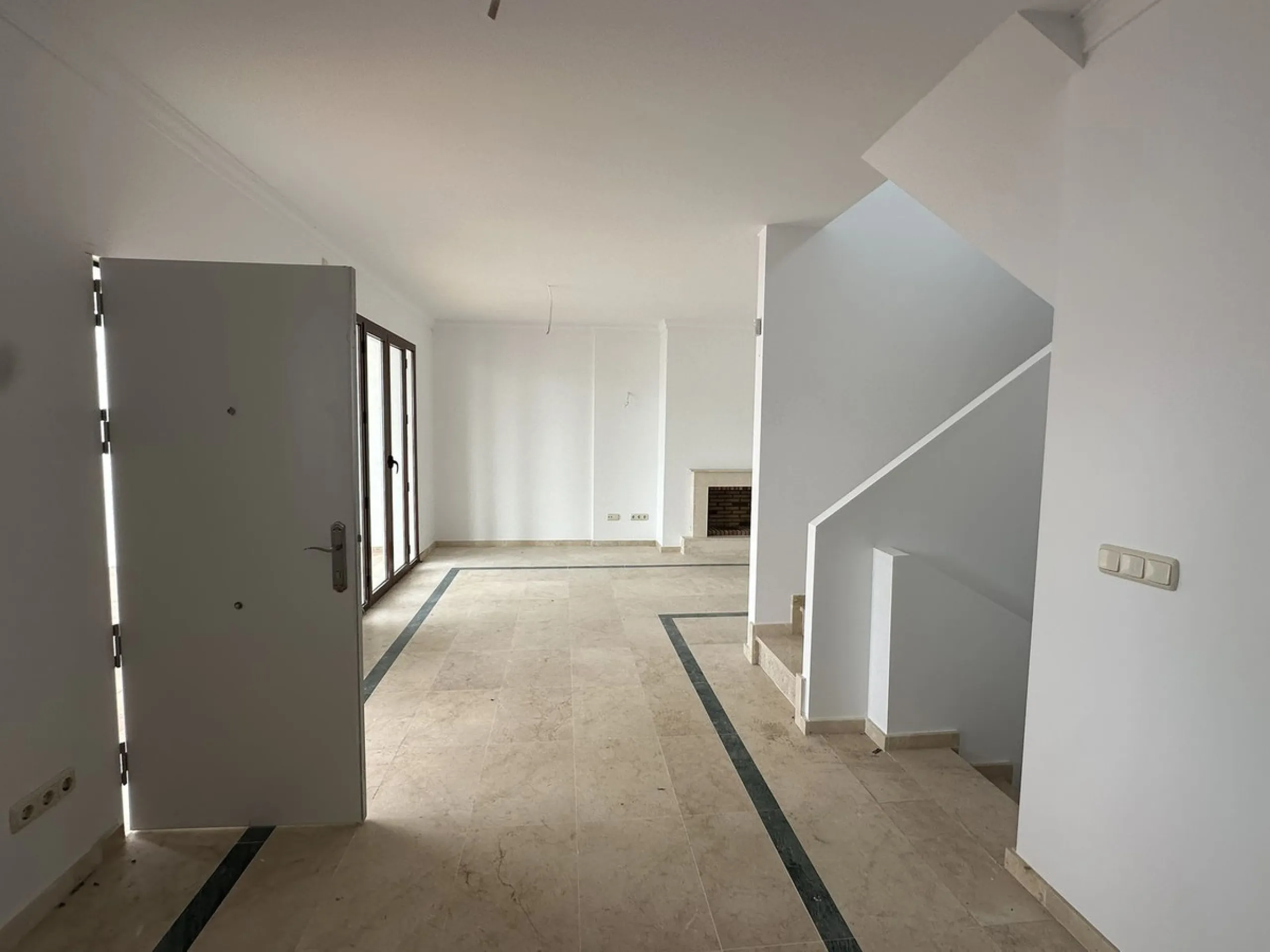 Discover this charming detached home in the exclusive residential complex of Doña Julia, in Casares, Málaga. A property that combines comfort, spaciousness, and a privileged location, ideal for those seeking tranquillity, quality of life, and an enviable 