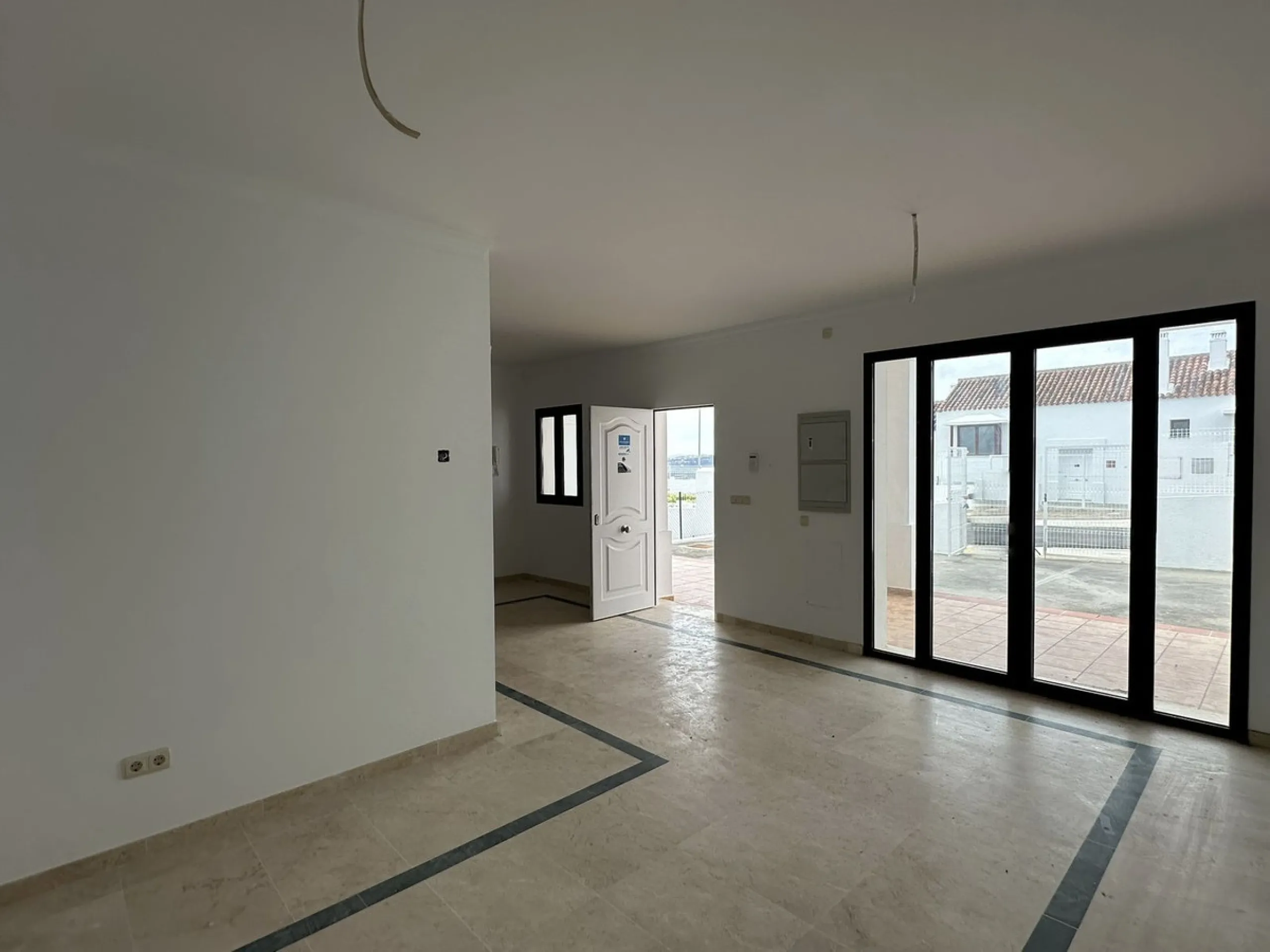 Discover this charming detached home in the exclusive residential complex of Doña Julia, in Casares, Málaga. A property that combines comfort, spaciousness, and a privileged location, ideal for those seeking tranquillity, quality of life, and an enviable 