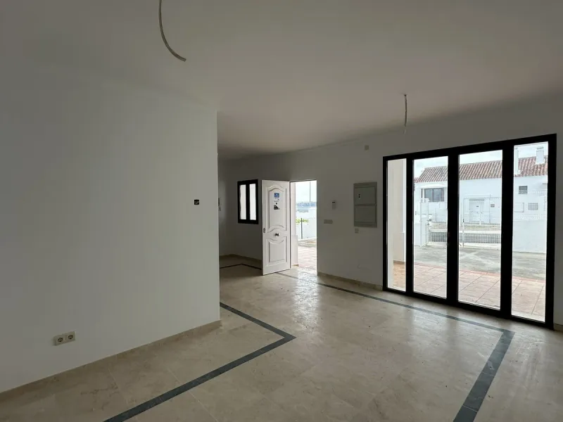 Discover this charming detached home in the exclusive residential complex of Doña Julia, in Casares, Málaga. A property that combines comfort, spaciousness, and a privileged location, ideal for those seeking tranquillity, quality of life, and an enviable 