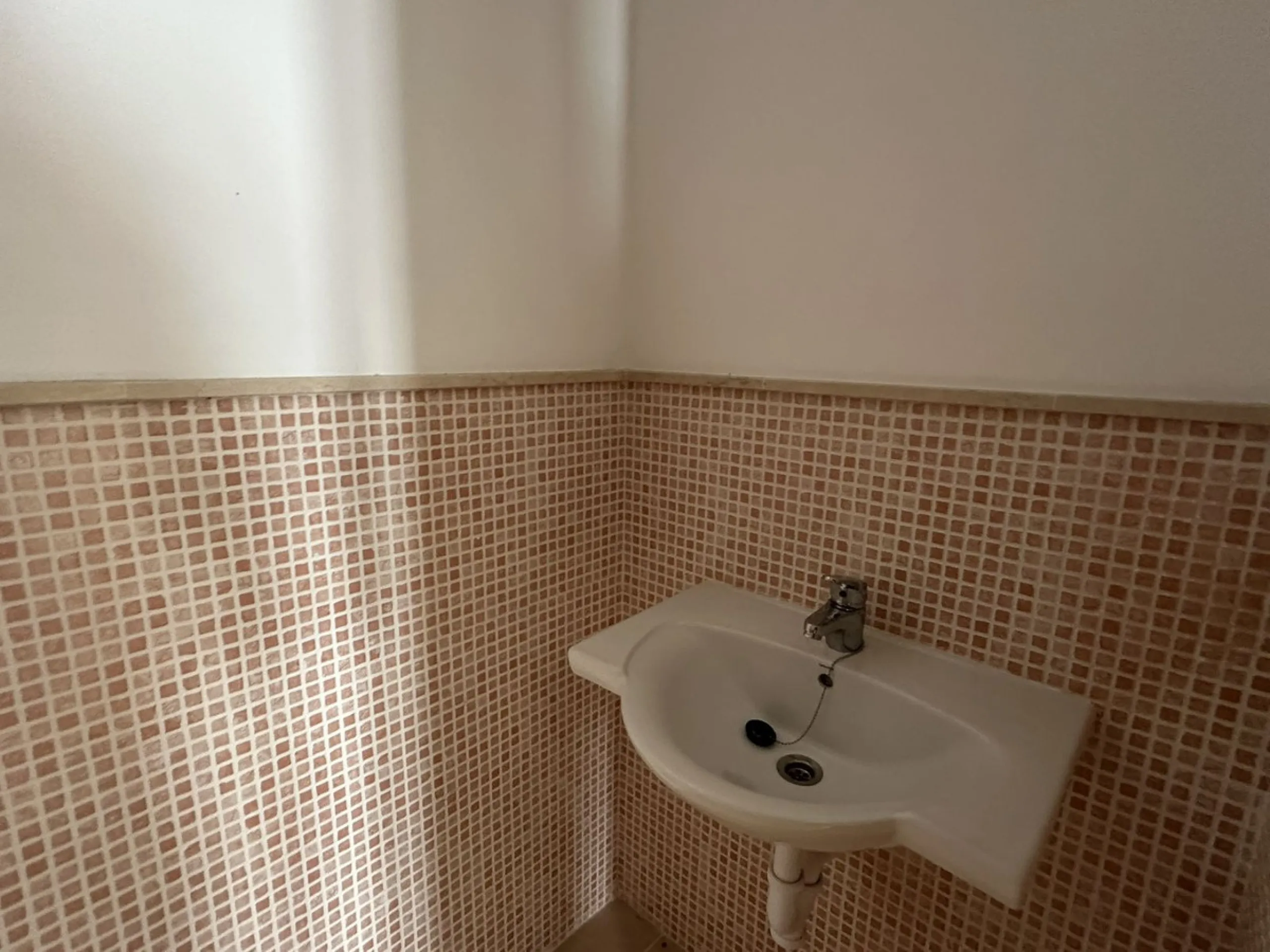 Discover this charming detached home in the exclusive residential complex of Doña Julia, in Casares, Málaga. A property that combines comfort, spaciousness, and a privileged location, ideal for those seeking tranquillity, quality of life, and an enviable 