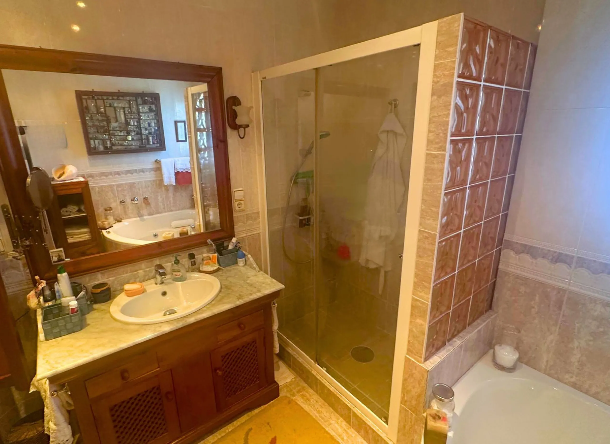 Discover this exceptional Spanish-style villa with private pool, offering space, comfort, and a unique layout ideal for family living or entertaining.