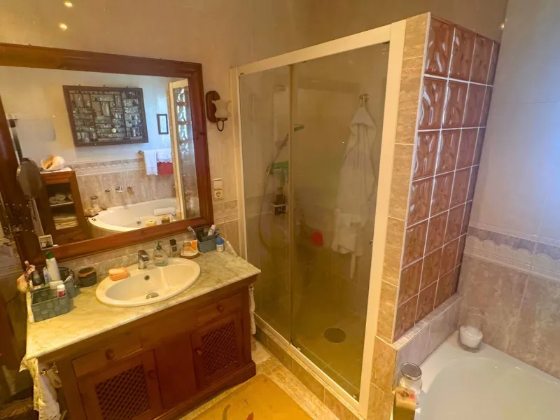 Discover this exceptional Spanish-style villa with private pool, offering space, comfort, and a unique layout ideal for family living or entertaining.
