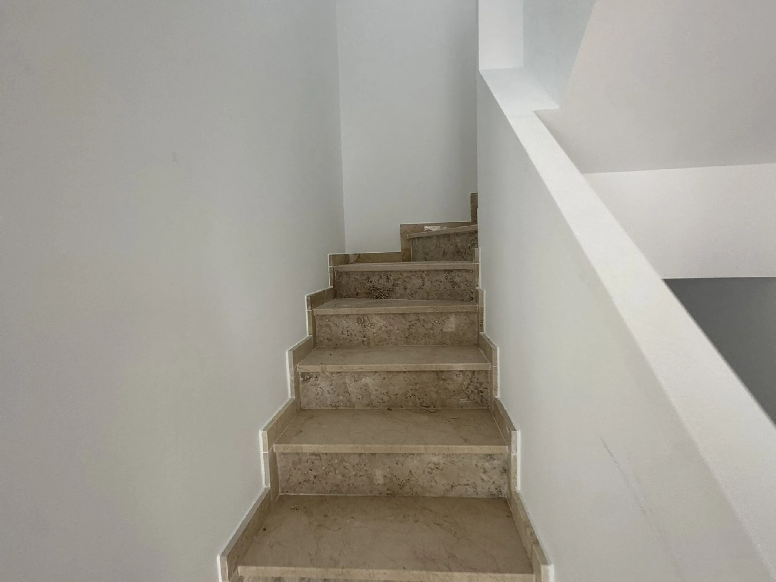 Discover this charming detached home in the exclusive residential complex of Doña Julia, in Casares, Málaga. A property that combines comfort, spaciousness, and a privileged location, ideal for those seeking tranquillity, quality of life, and an enviable 