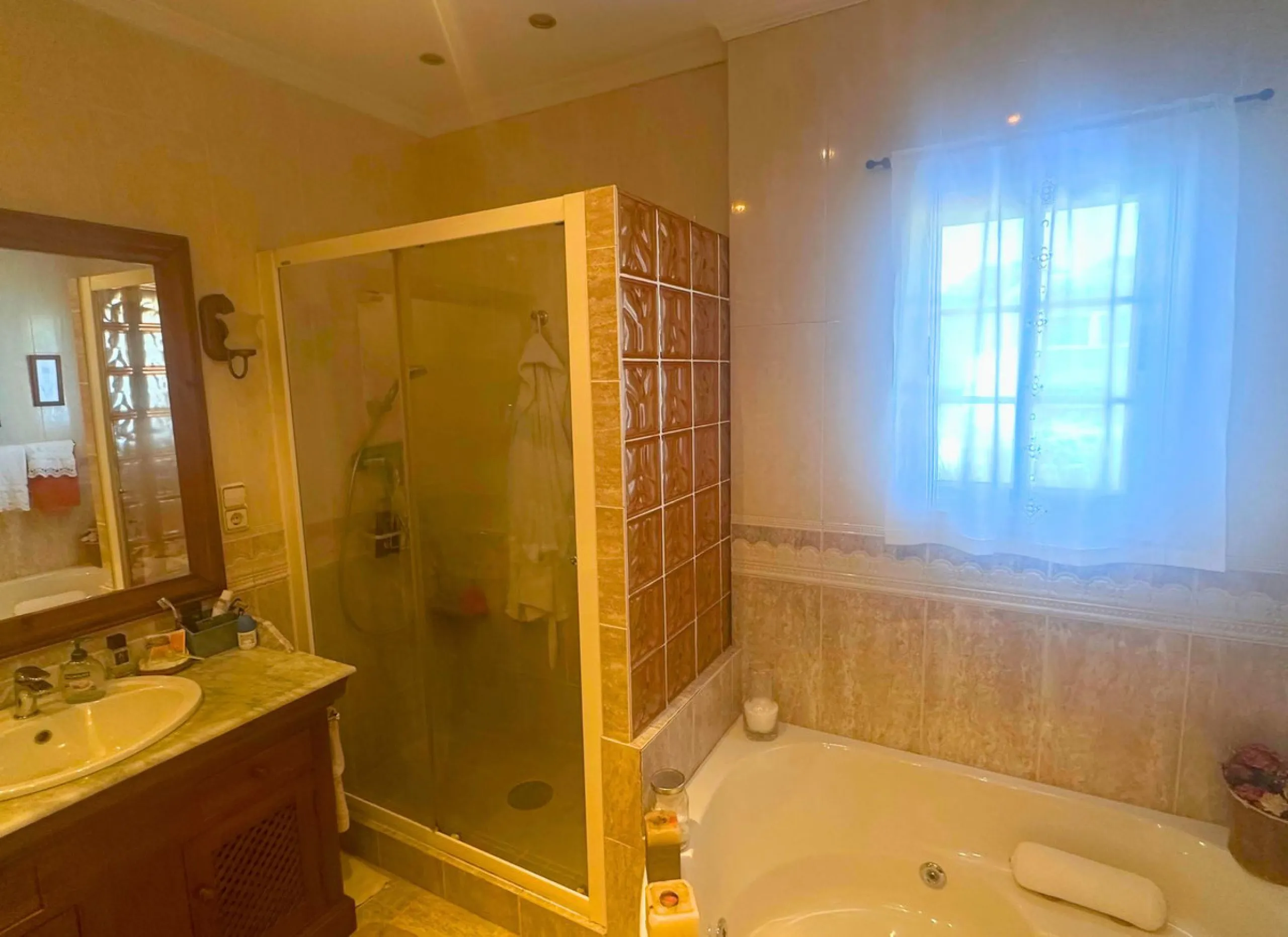 Discover this exceptional Spanish-style villa with private pool, offering space, comfort, and a unique layout ideal for family living or entertaining.