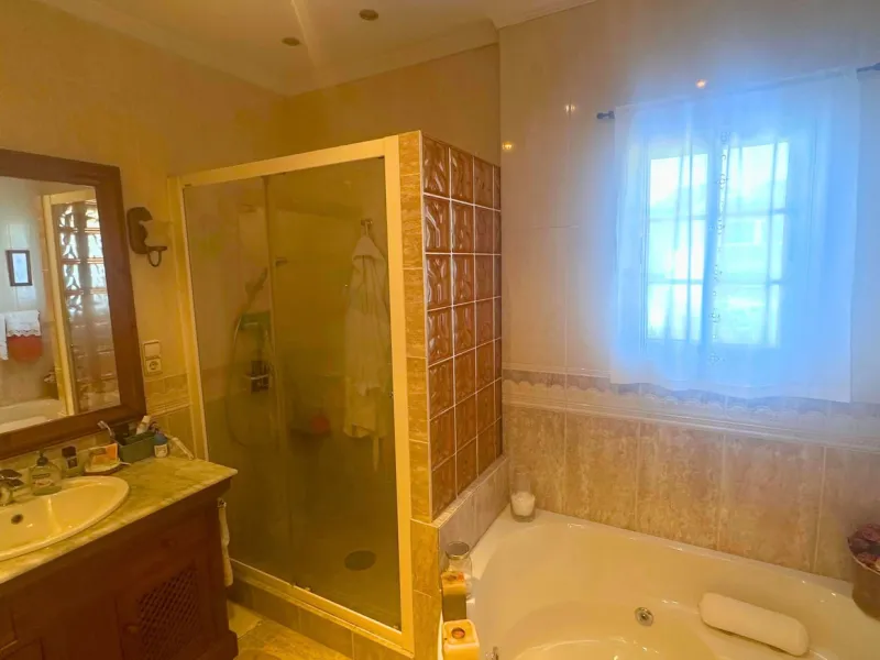 Discover this exceptional Spanish-style villa with private pool, offering space, comfort, and a unique layout ideal for family living or entertaining.