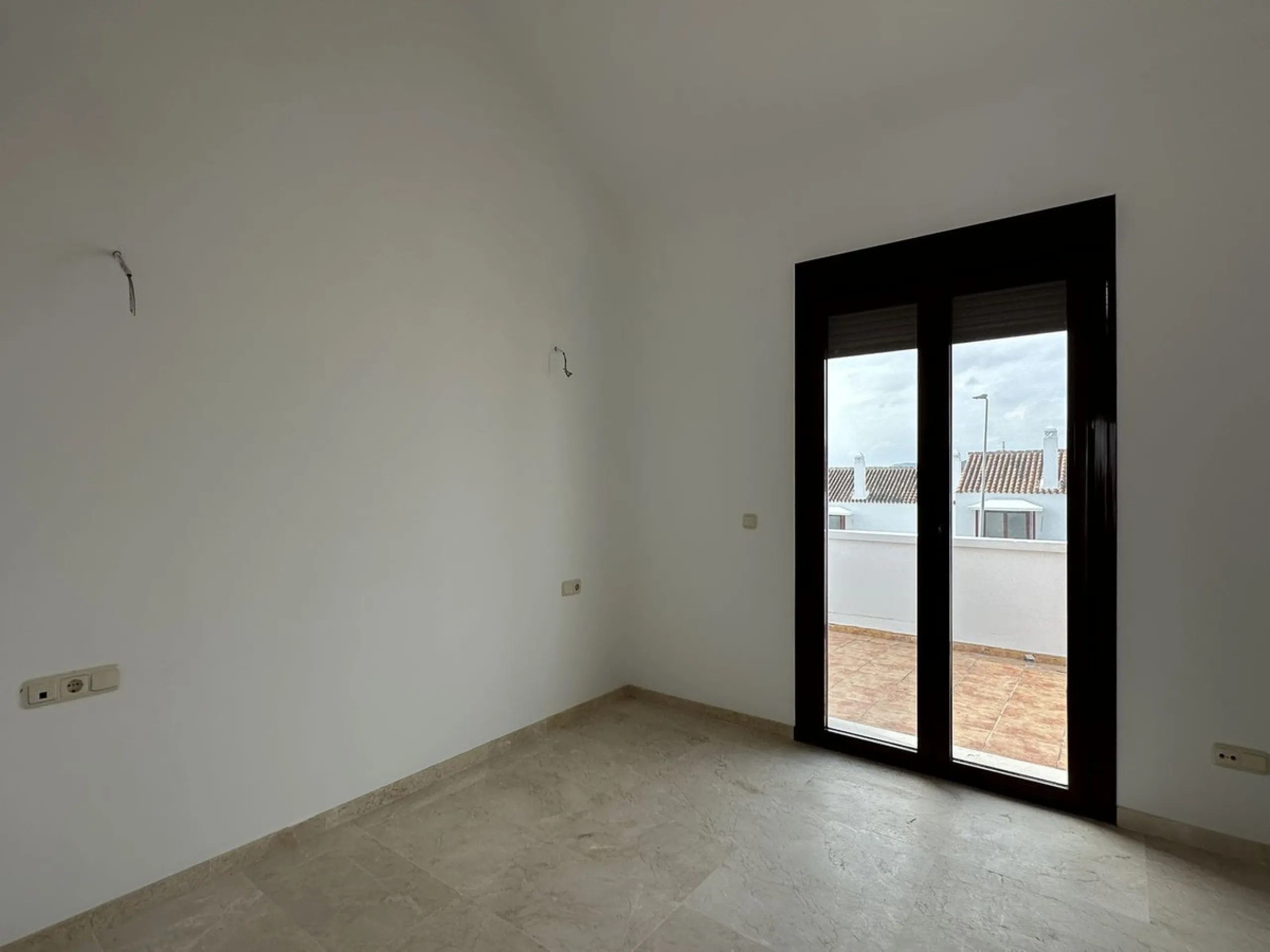 Discover this charming detached home in the exclusive residential complex of Doña Julia, in Casares, Málaga. A property that combines comfort, spaciousness, and a privileged location, ideal for those seeking tranquillity, quality of life, and an enviable 