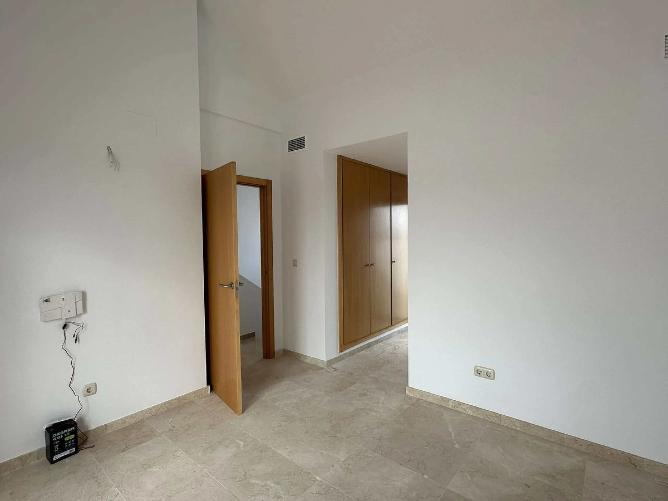 Discover this charming detached home in the exclusive residential complex of Doña Julia, in Casares, Málaga. A property that combines comfort, spaciousness, and a privileged location, ideal for those seeking tranquillity, quality of life, and an enviable 