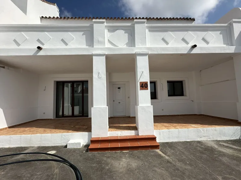 Discover this charming detached home in the exclusive residential complex of Doña Julia, in Casares, Málaga. A property that combines comfort, spaciousness, and a privileged location, ideal for those seeking tranquility, quality of life, and an enviable n