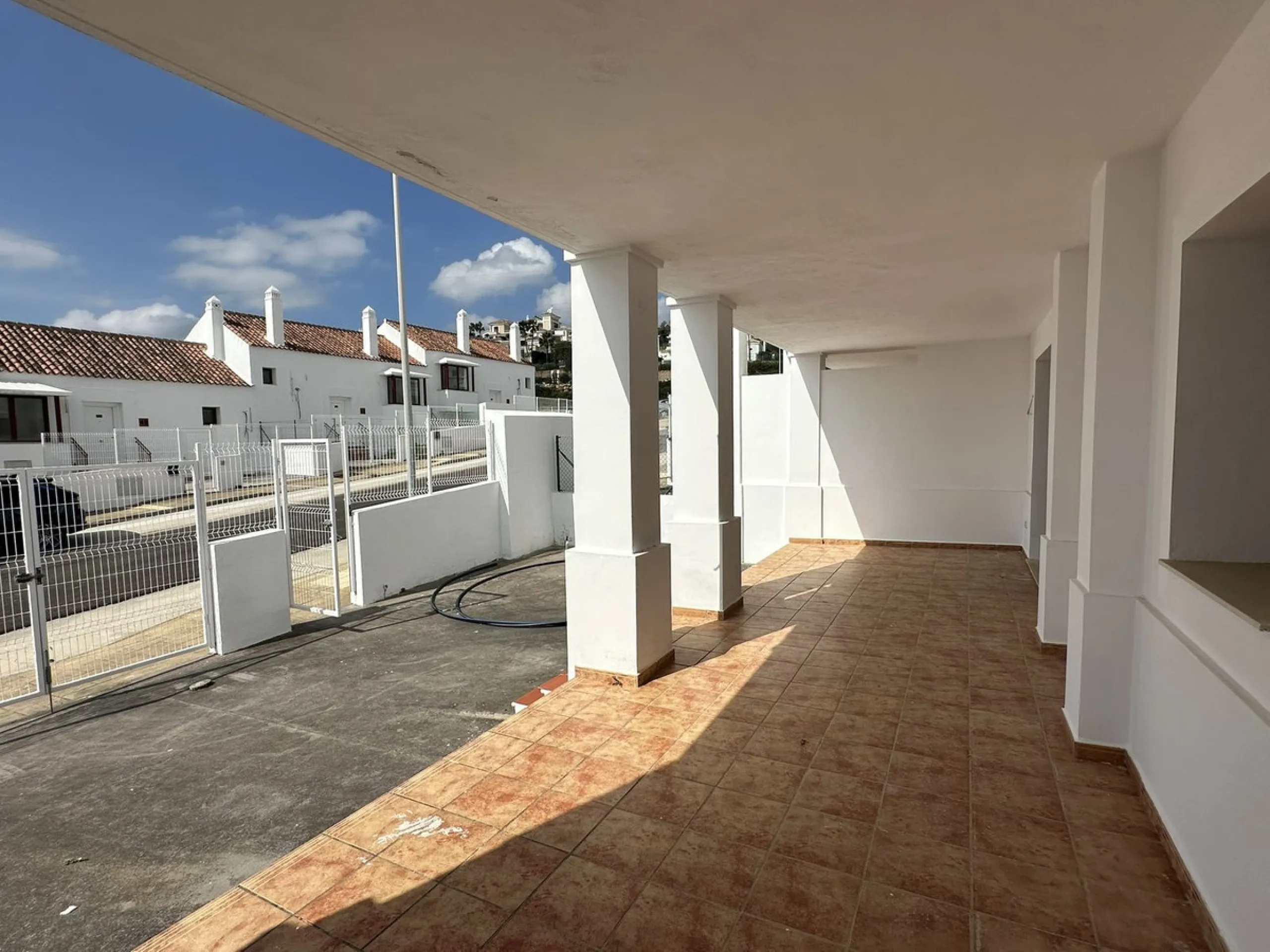 House - Townhouse в продаже в Casares, Málaga. В доме 2 спален и 3 ванных комнат. Площадь дома 211 м²