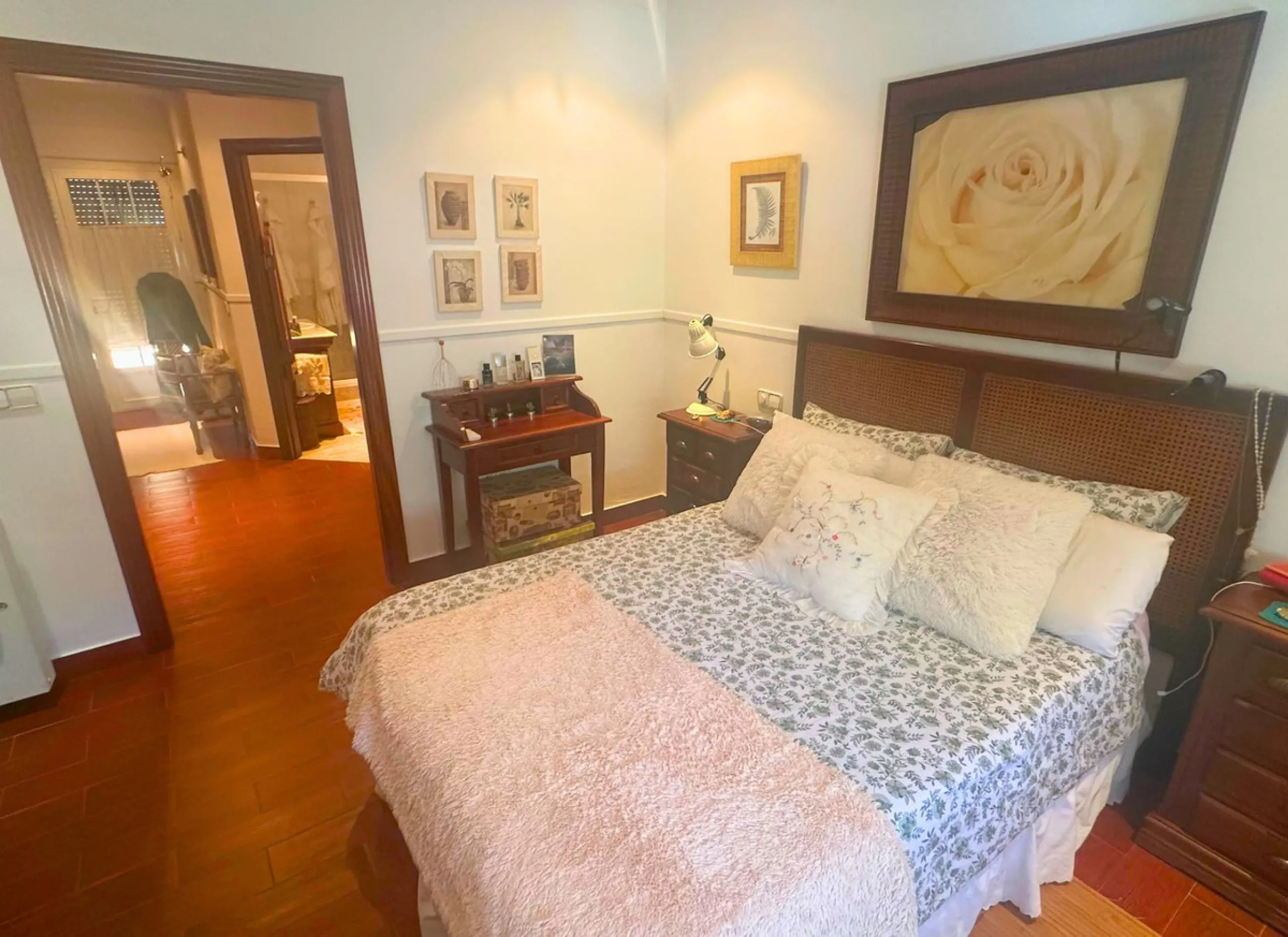 Discover this exceptional Spanish-style villa with private pool, offering space, comfort, and a unique layout ideal for family living or entertaining.