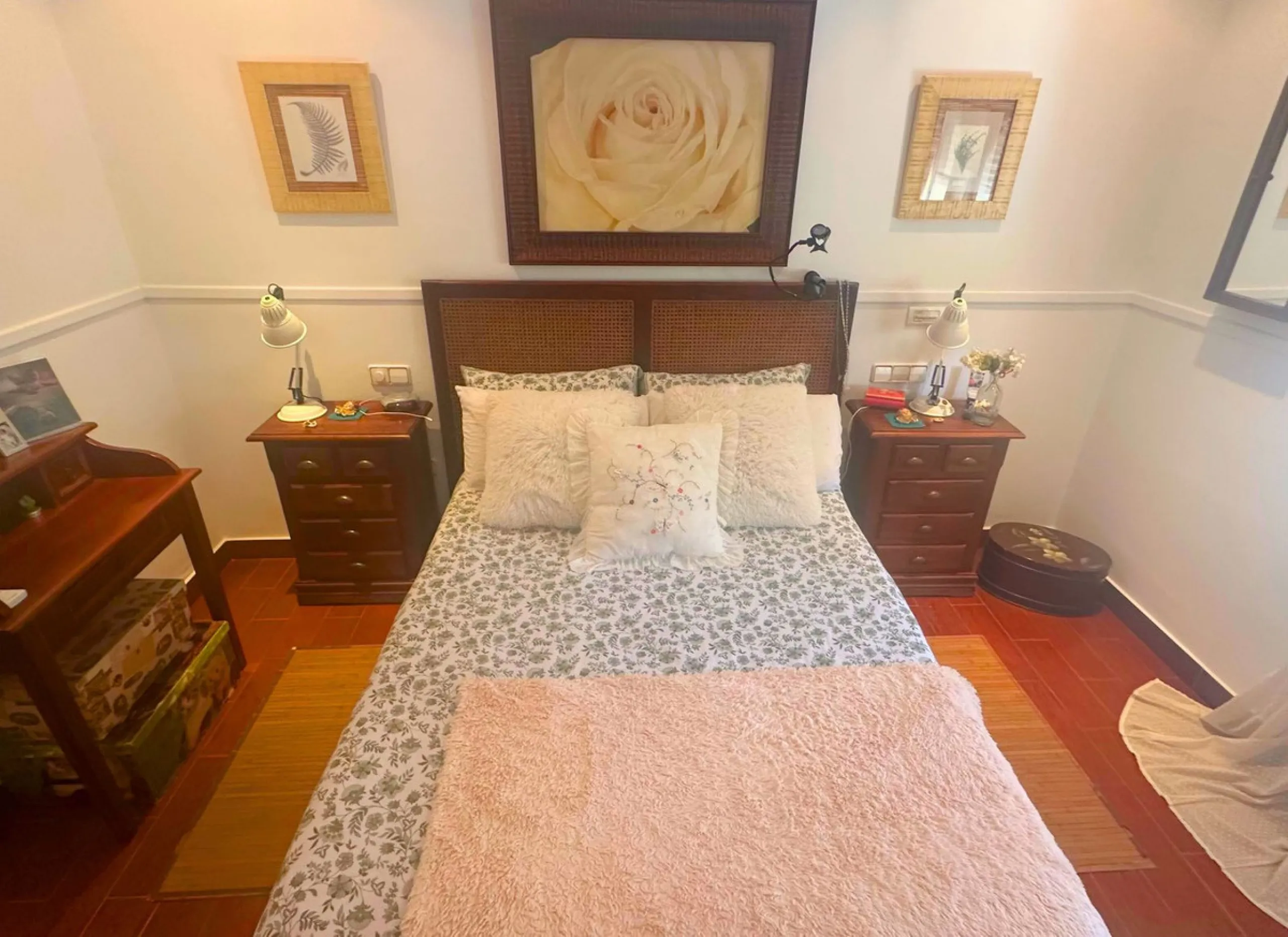 Discover this exceptional Spanish-style villa with private pool, offering space, comfort, and a unique layout ideal for family living or entertaining.