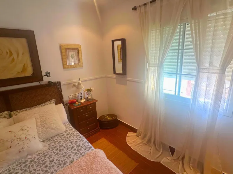Discover this exceptional Spanish-style villa with private pool, offering space, comfort, and a unique layout ideal for family living or entertaining.