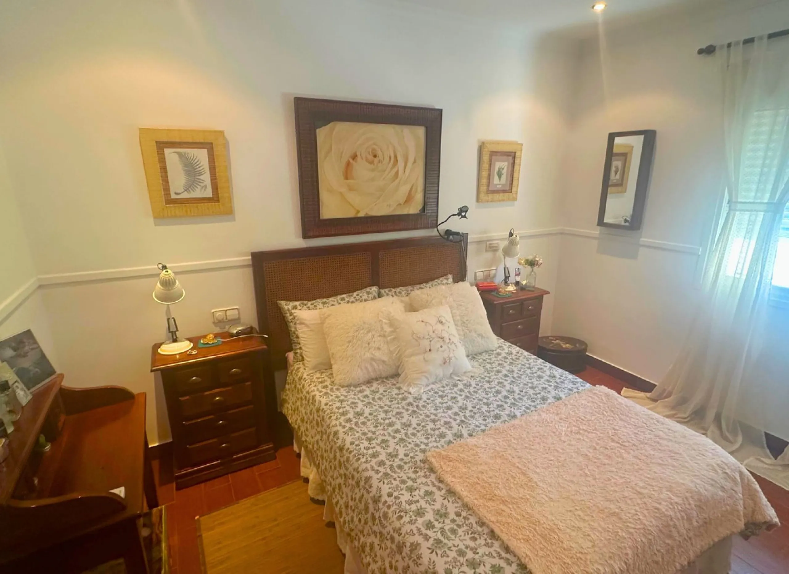 Discover this exceptional Spanish-style villa with private pool, offering space, comfort, and a unique layout ideal for family living or entertaining.
