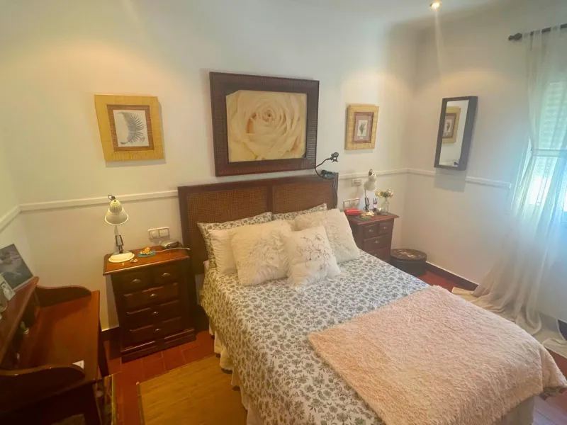 Discover this exceptional Spanish-style villa with private pool, offering space, comfort, and a unique layout ideal for family living or entertaining.