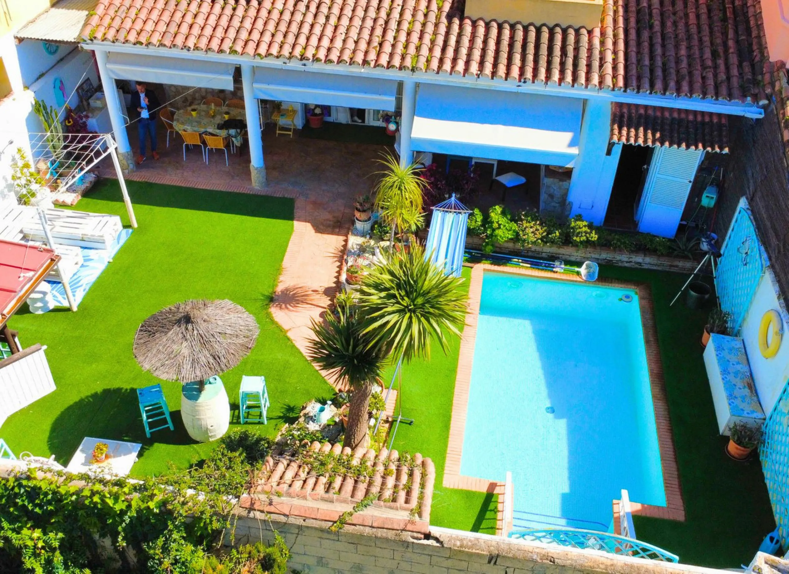 Discover this exceptional Spanish-style villa with private pool, offering space, comfort, and a unique layout ideal for family living or entertaining.