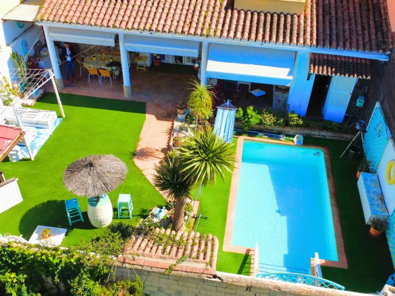 Discover this exceptional Spanish-style villa with private pool, offering space, comfort, and a unique layout ideal for family living or entertaining.