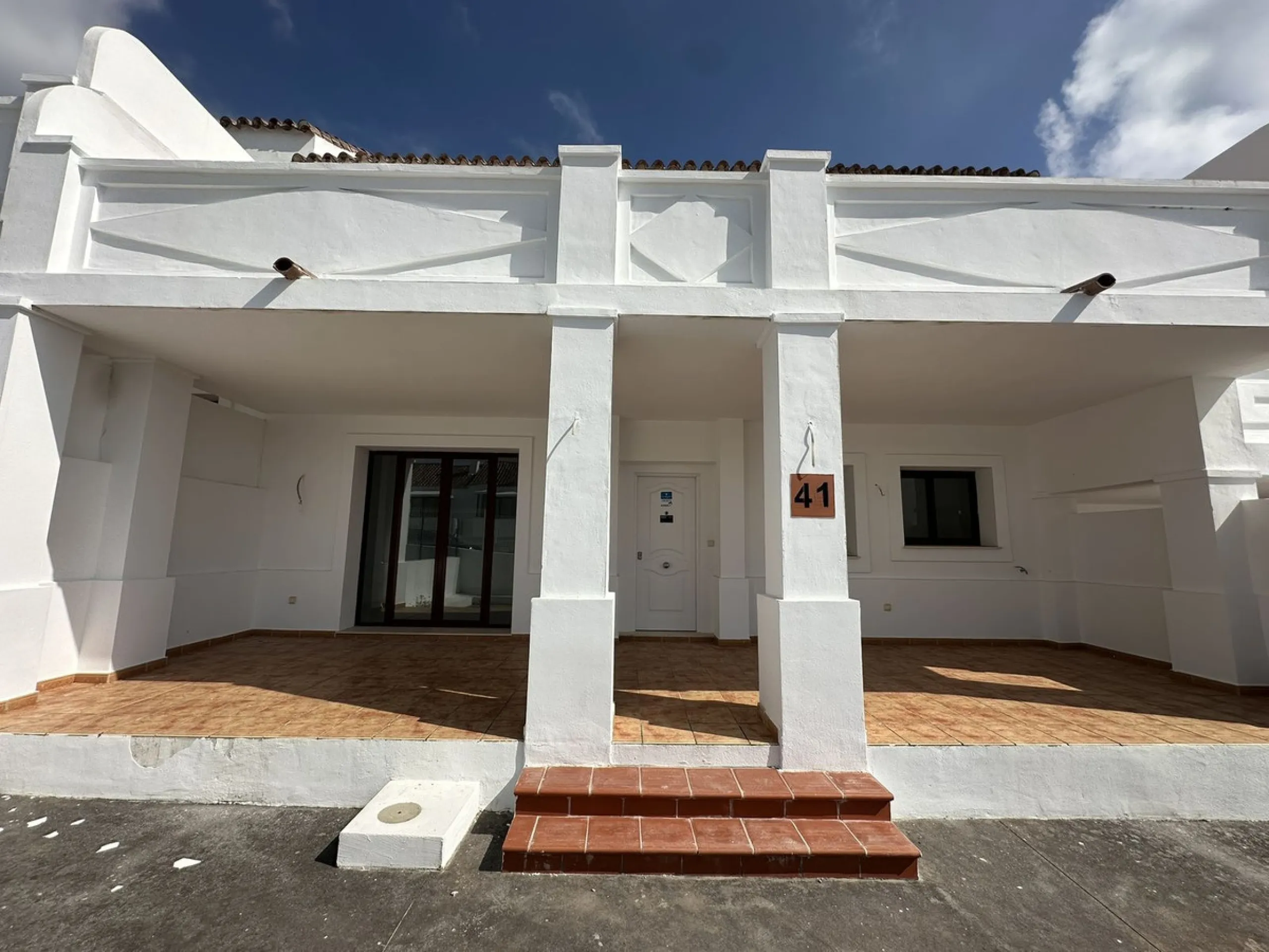 Discover this charming detached home in the exclusive residential complex of Doña Julia, in Casares, Málaga. A property that combines comfort, spaciousness, and a privileged location, ideal for those seeking tranquility, quality of life, and an enviable n
