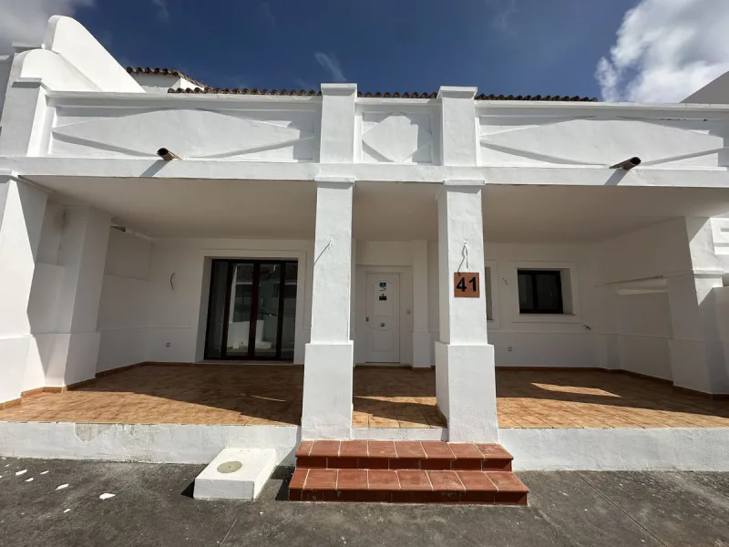 Discover this charming detached home in the exclusive residential complex of Doña Julia, in Casares, Málaga. A property that combines comfort, spaciousness, and a privileged location, ideal for those seeking tranquility, quality of life, and an enviable n